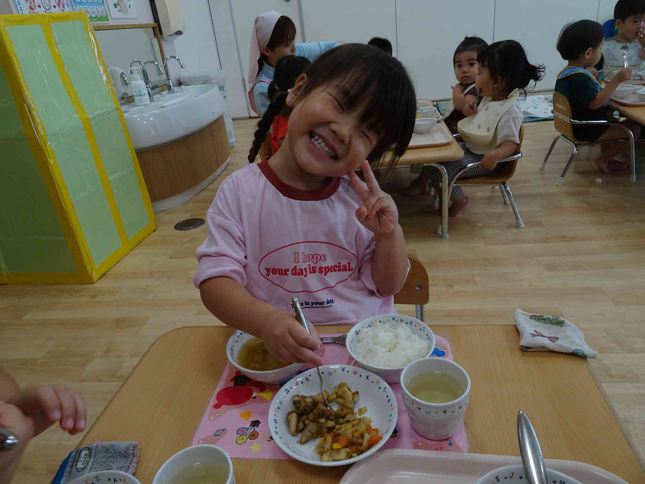 誕生日メニューの給食でご機嫌さん♡