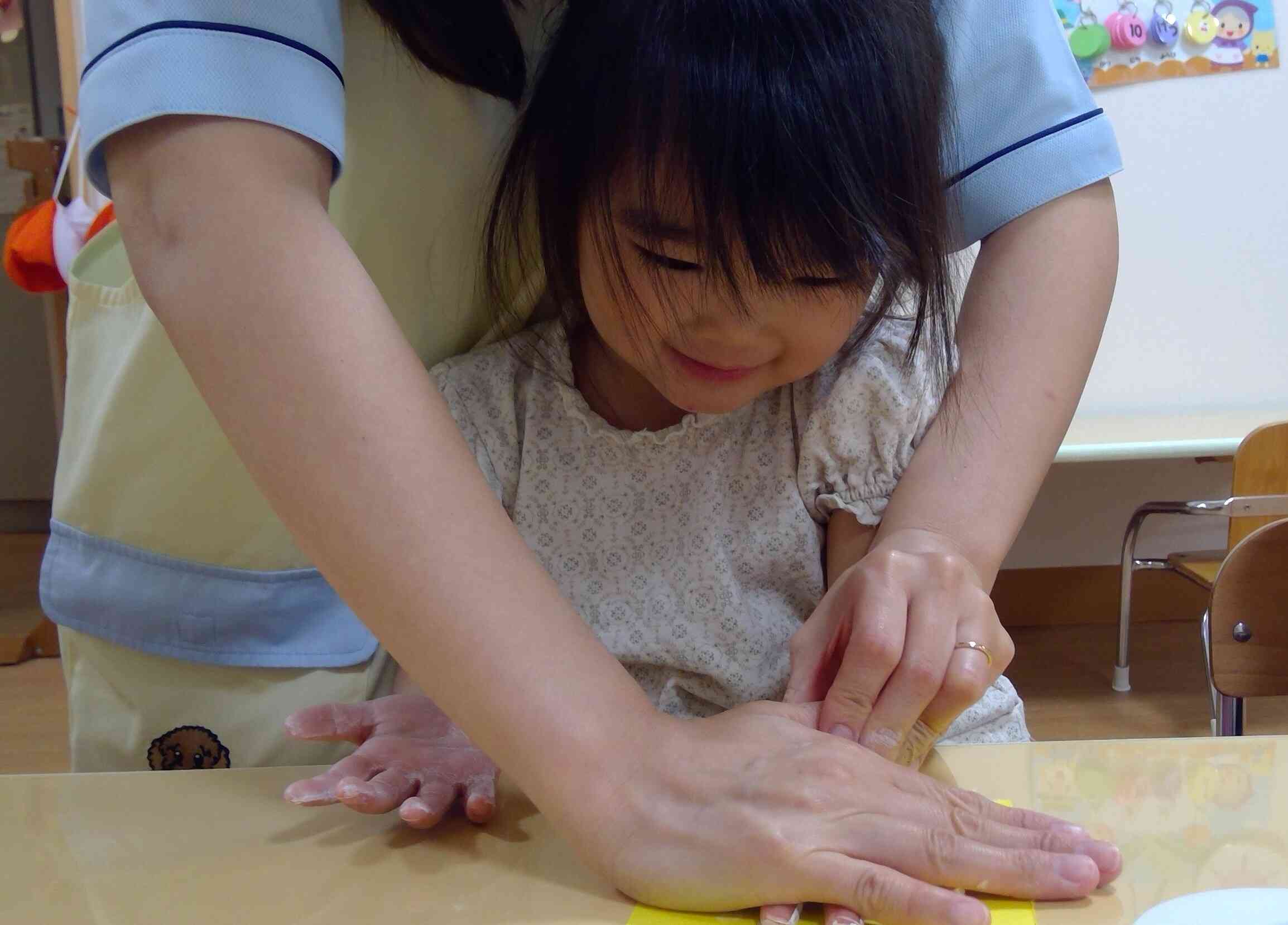 クラゲ製作の様子(うさぎ組)｜ニチイキッズ本城中央保育園｜ニチイキッズ