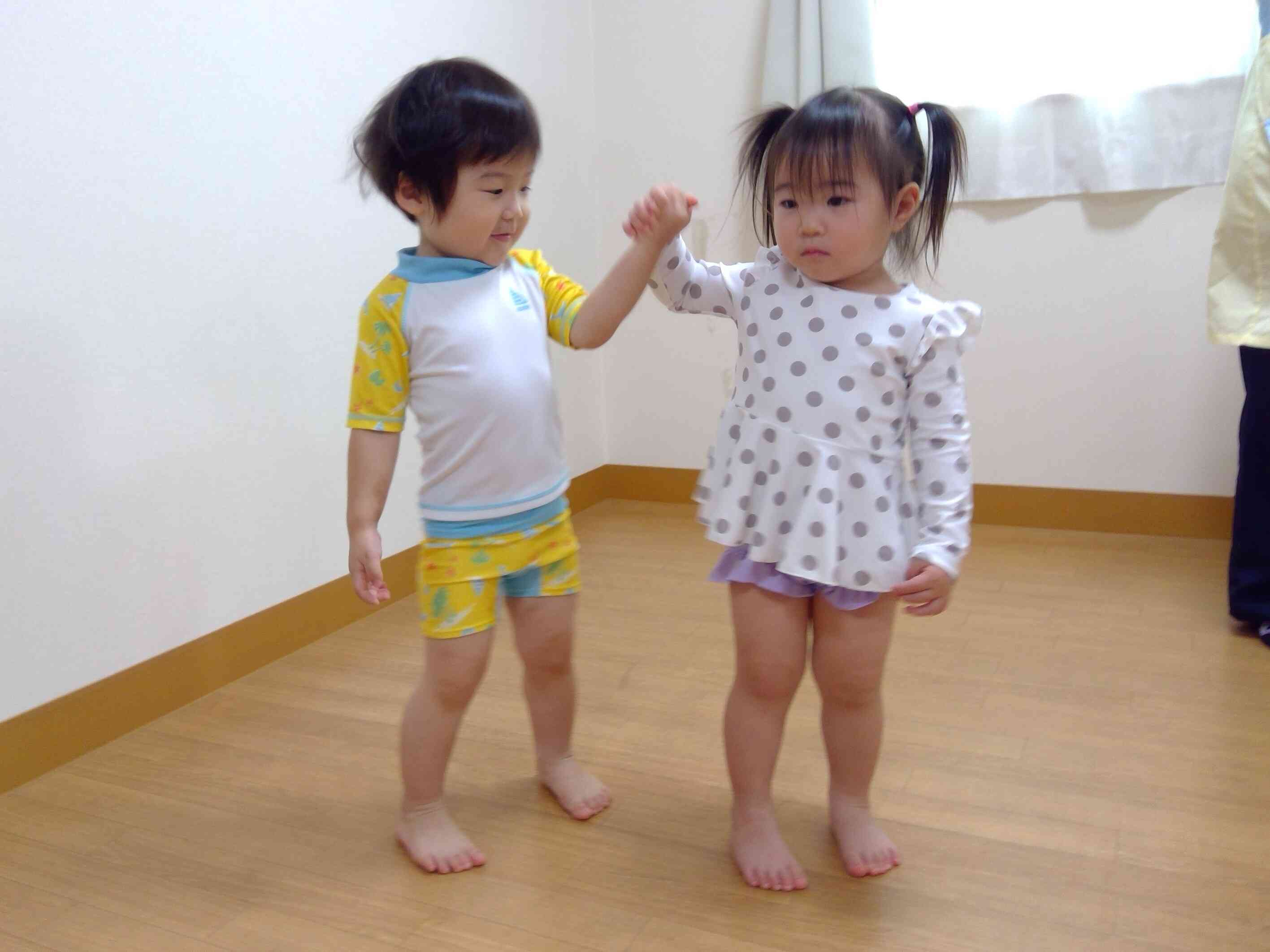 おてて繋いでプールに出発☆