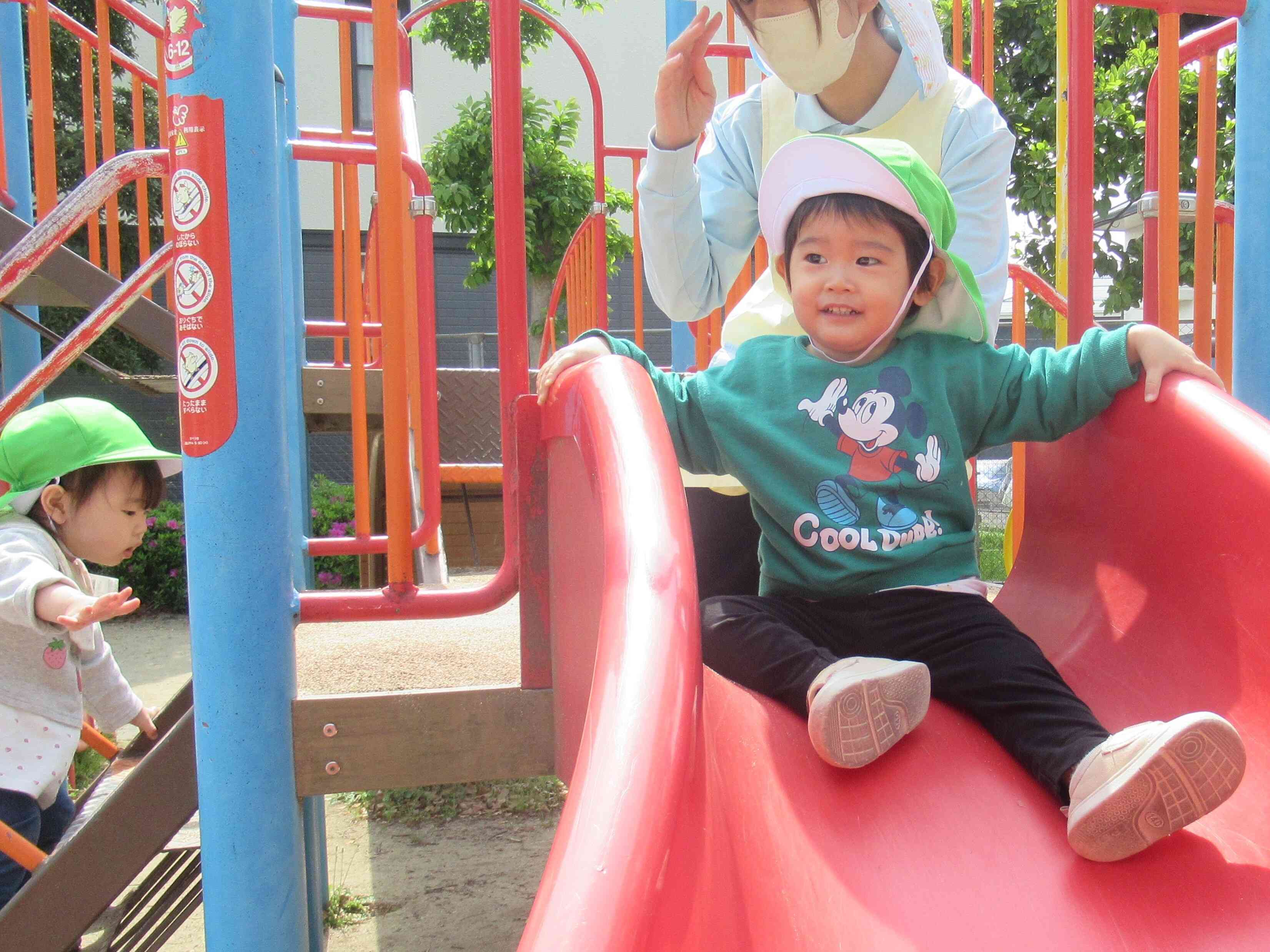 あひる組（１歳児）ドキドキしながら、すべり台に挑戦‼