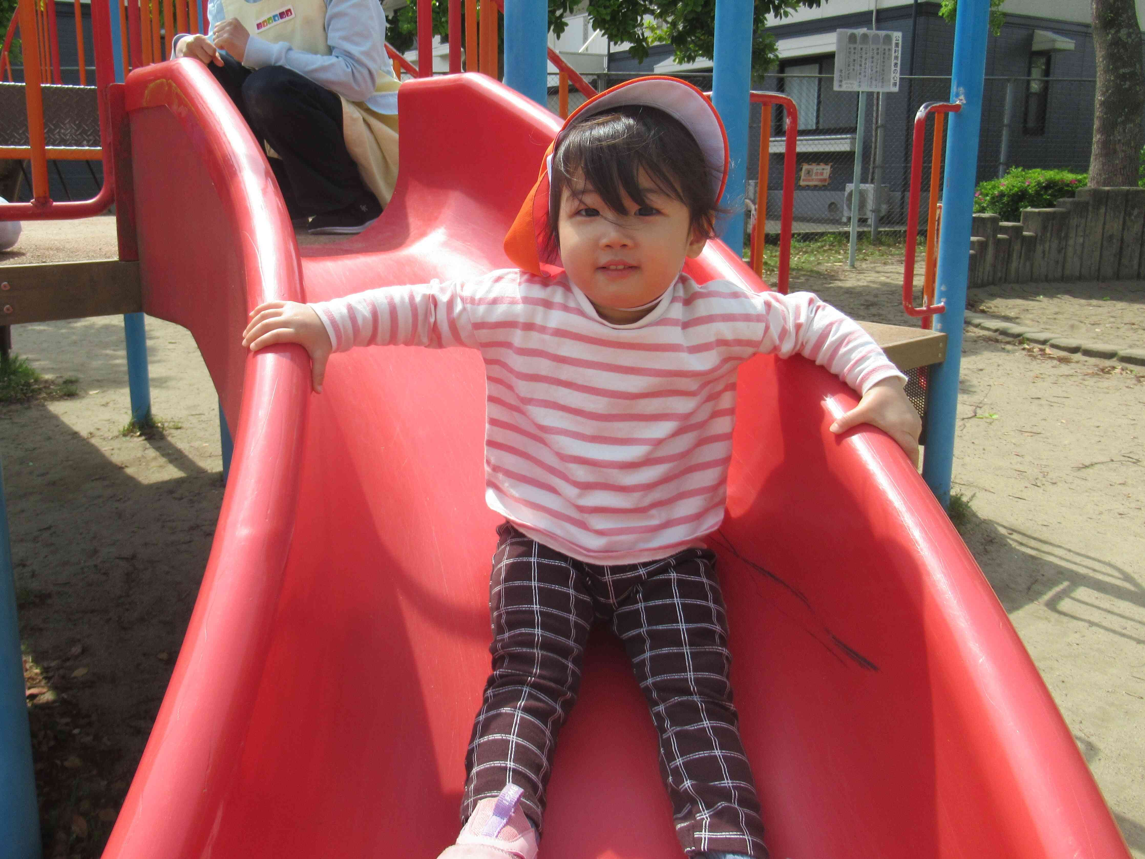 うさぎ組（２歳児）ともなると、すべり台も慣れてきて、少し余裕かな？