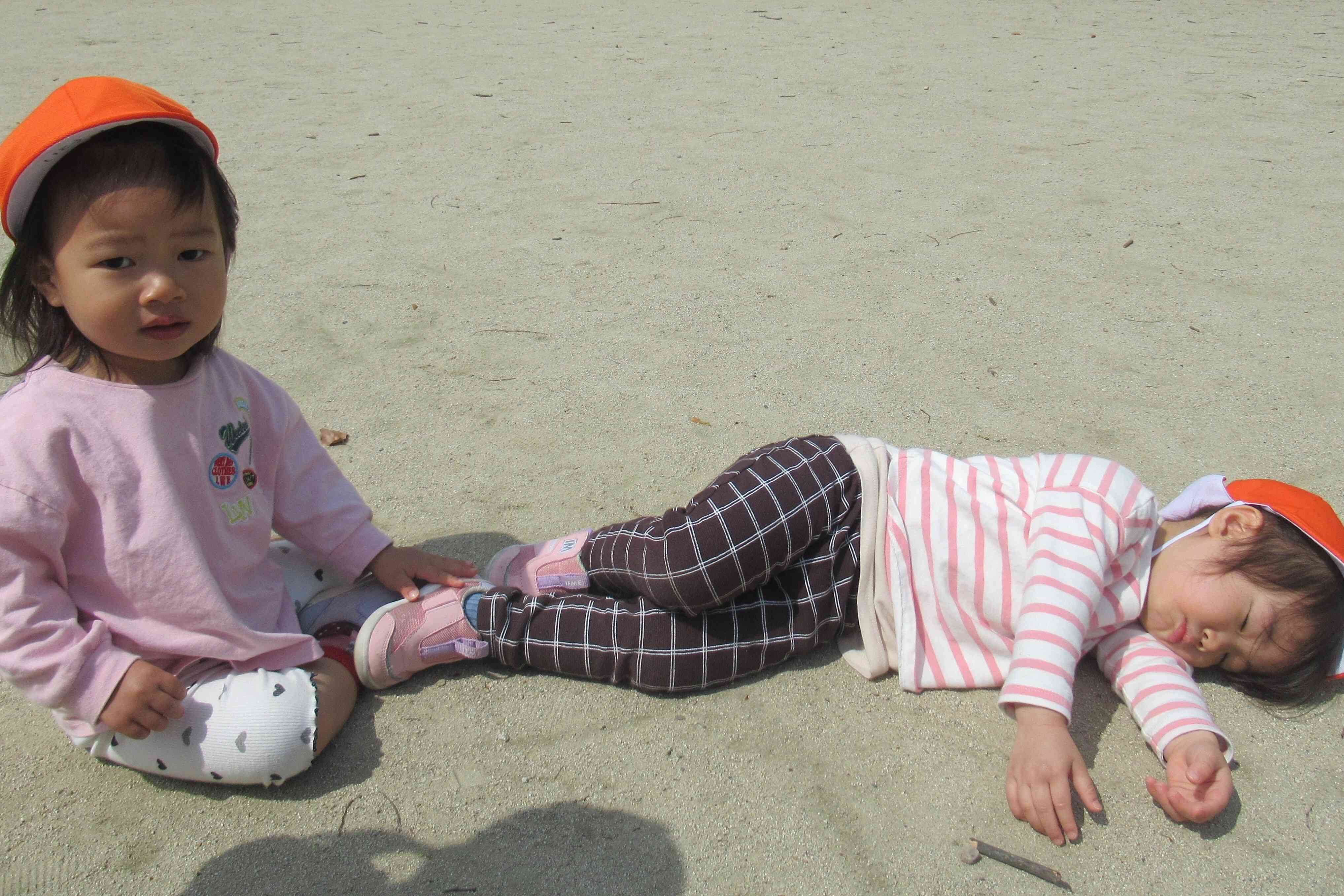 いっぱい体を動かして、疲れちゃった・・・ドテっ　心配そうな、お友だち・・・