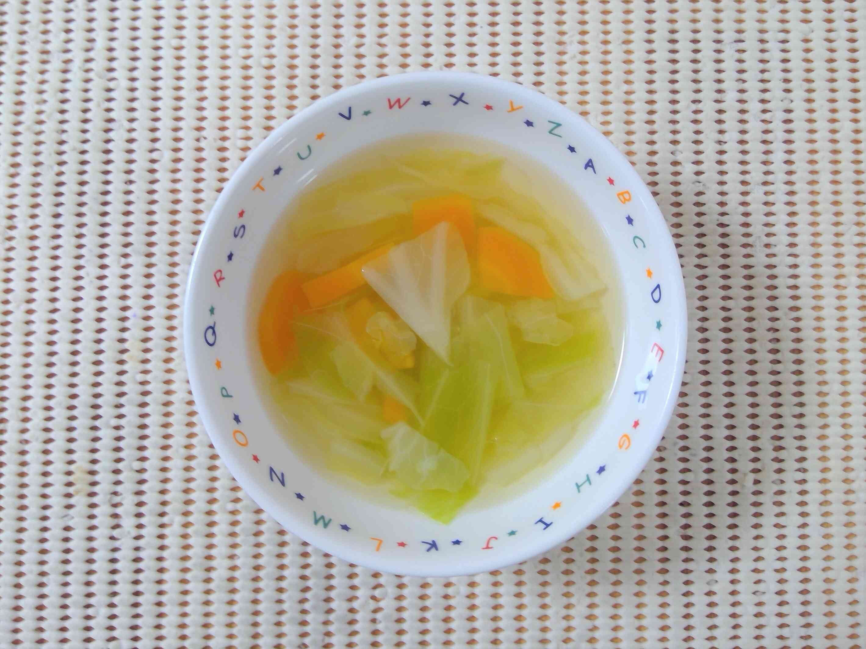 ちぎったキャベツがスープに変身☆