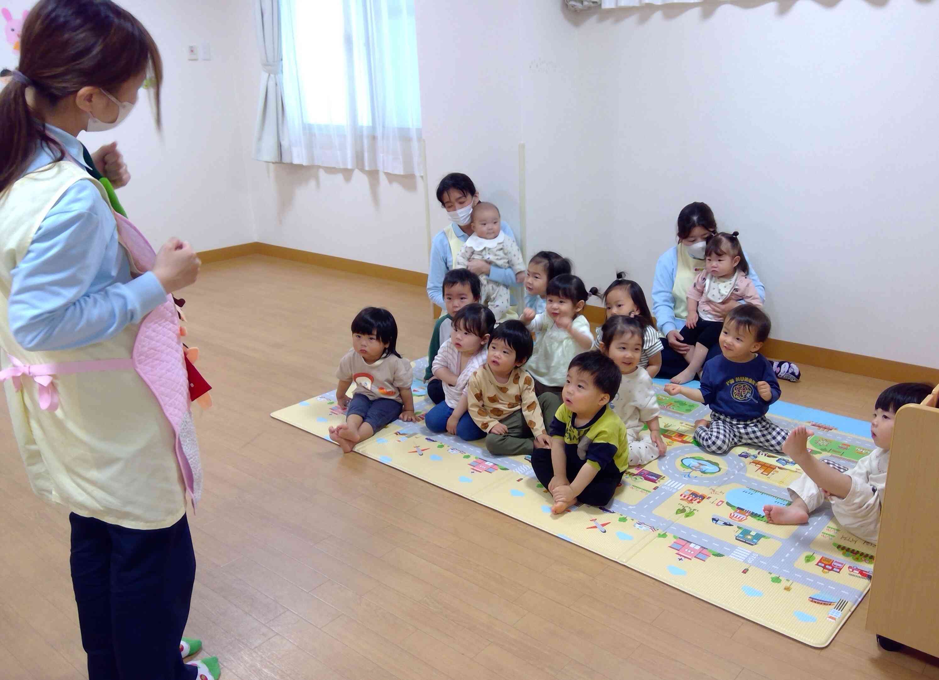 みんなで「うんとこしょどっこいしょ」と一緒にかぶをぬきました♪