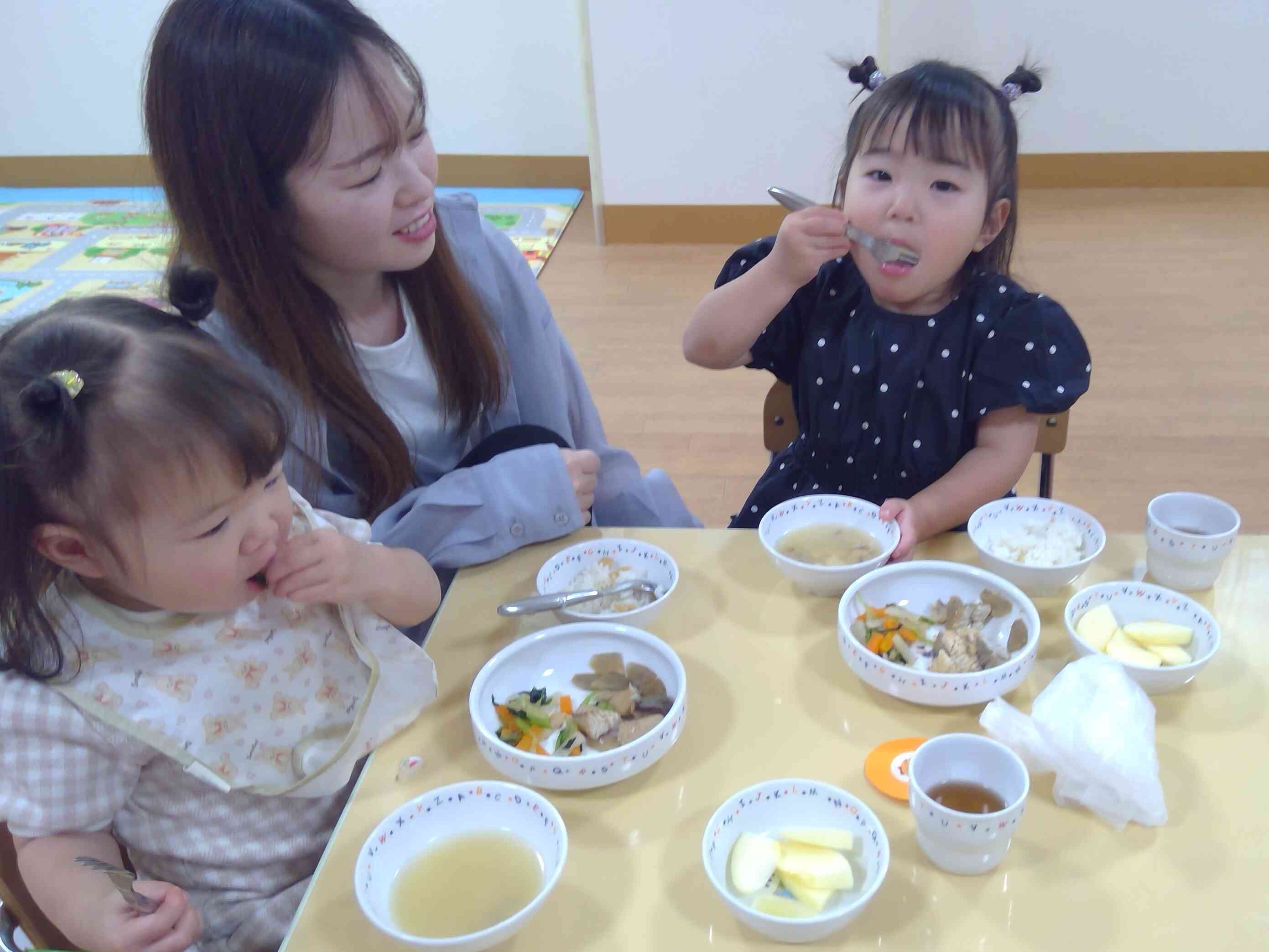 給食の味なつかしい～♪と卒園児さんも嬉しそうでした。