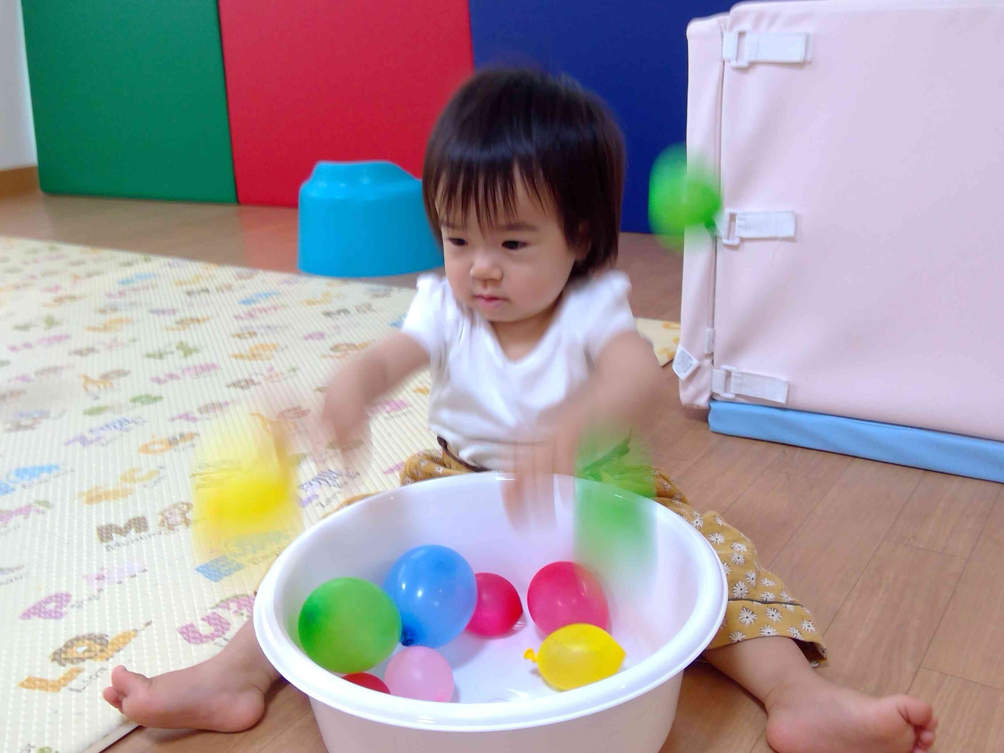 あれこれポイポイ、水風船の感触を味わいながら、楽しんでいますよ♪
