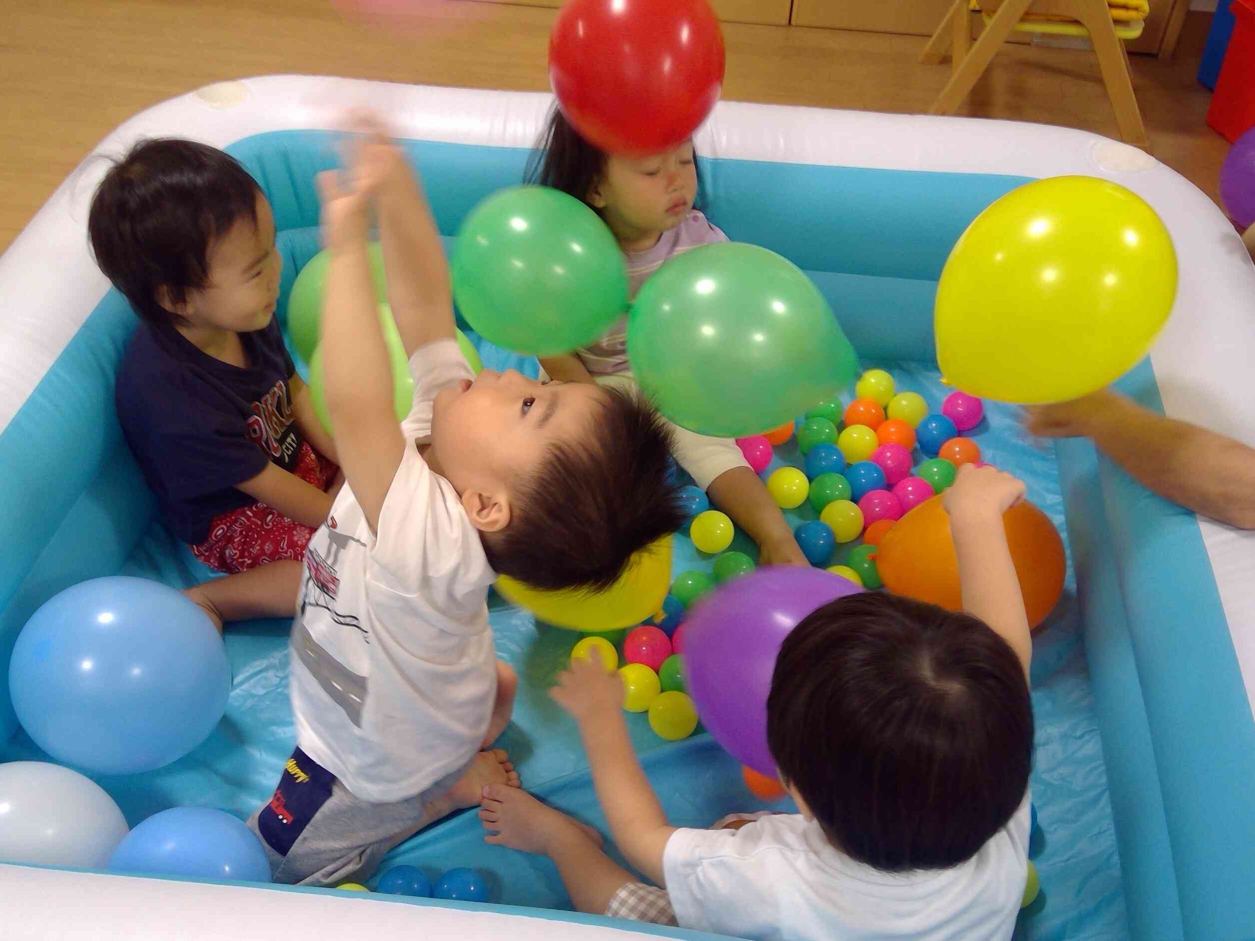 今日は、ボール・風船プール