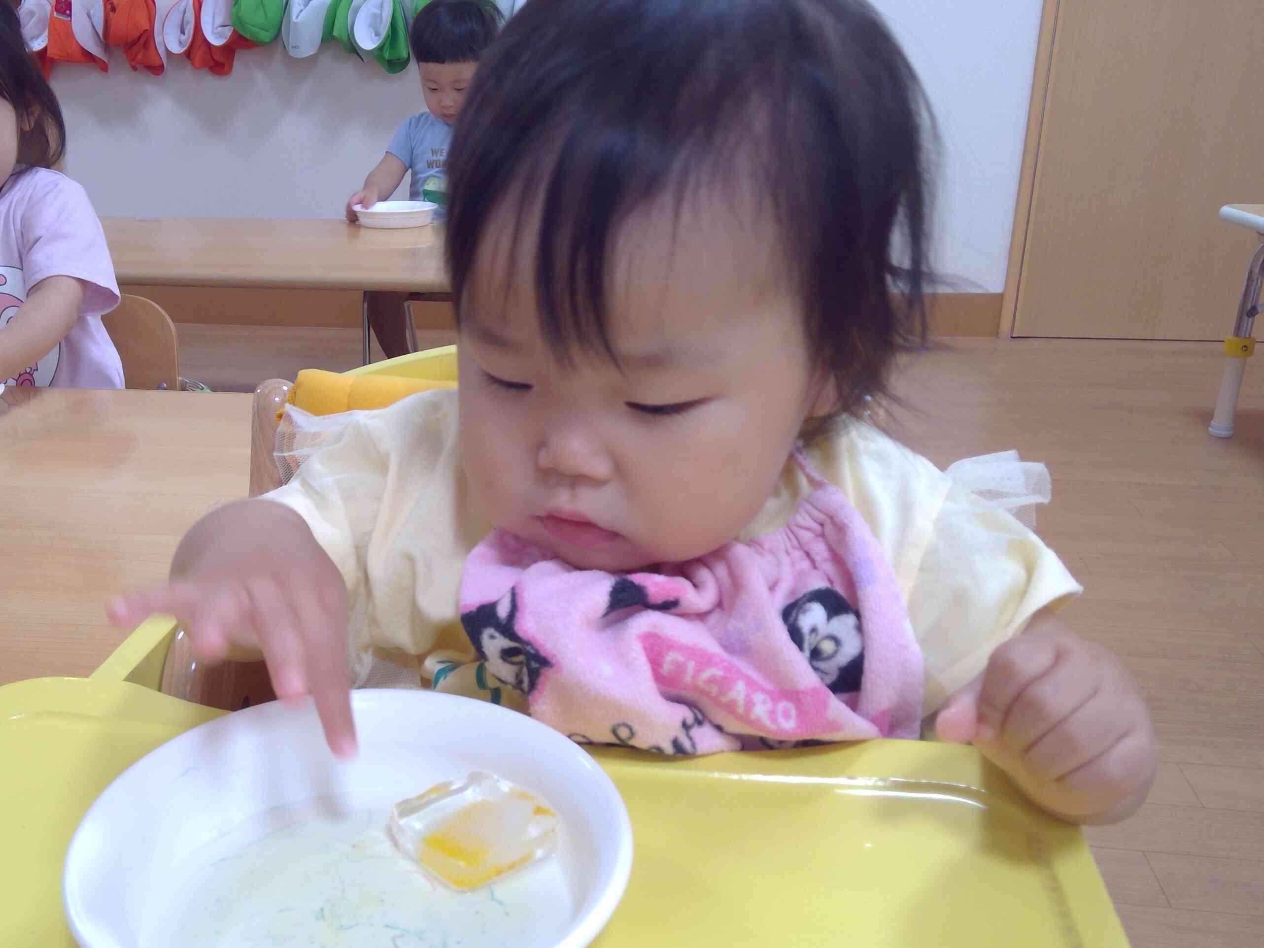 慎重にツンツン♪