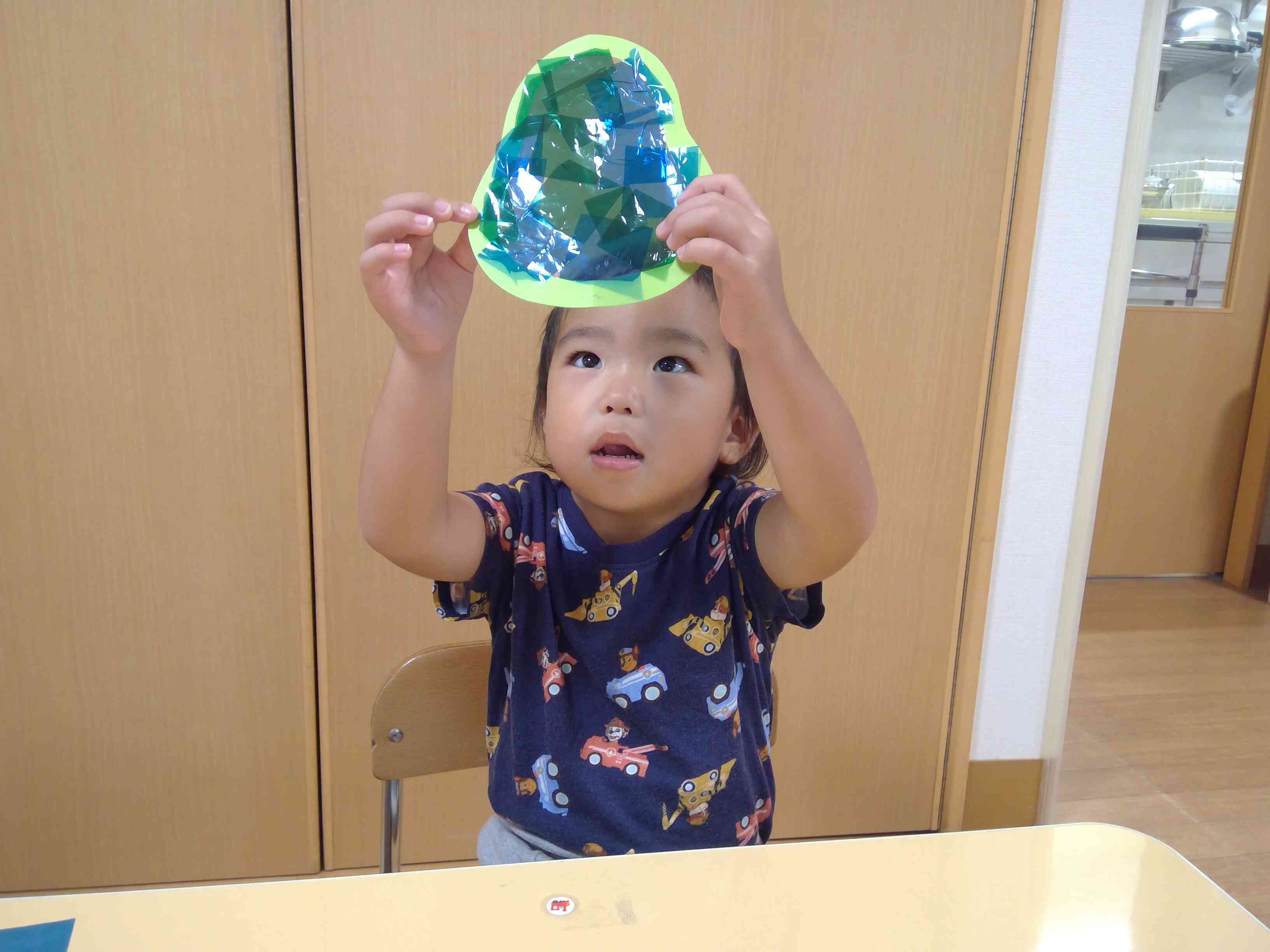 光に当てると…？