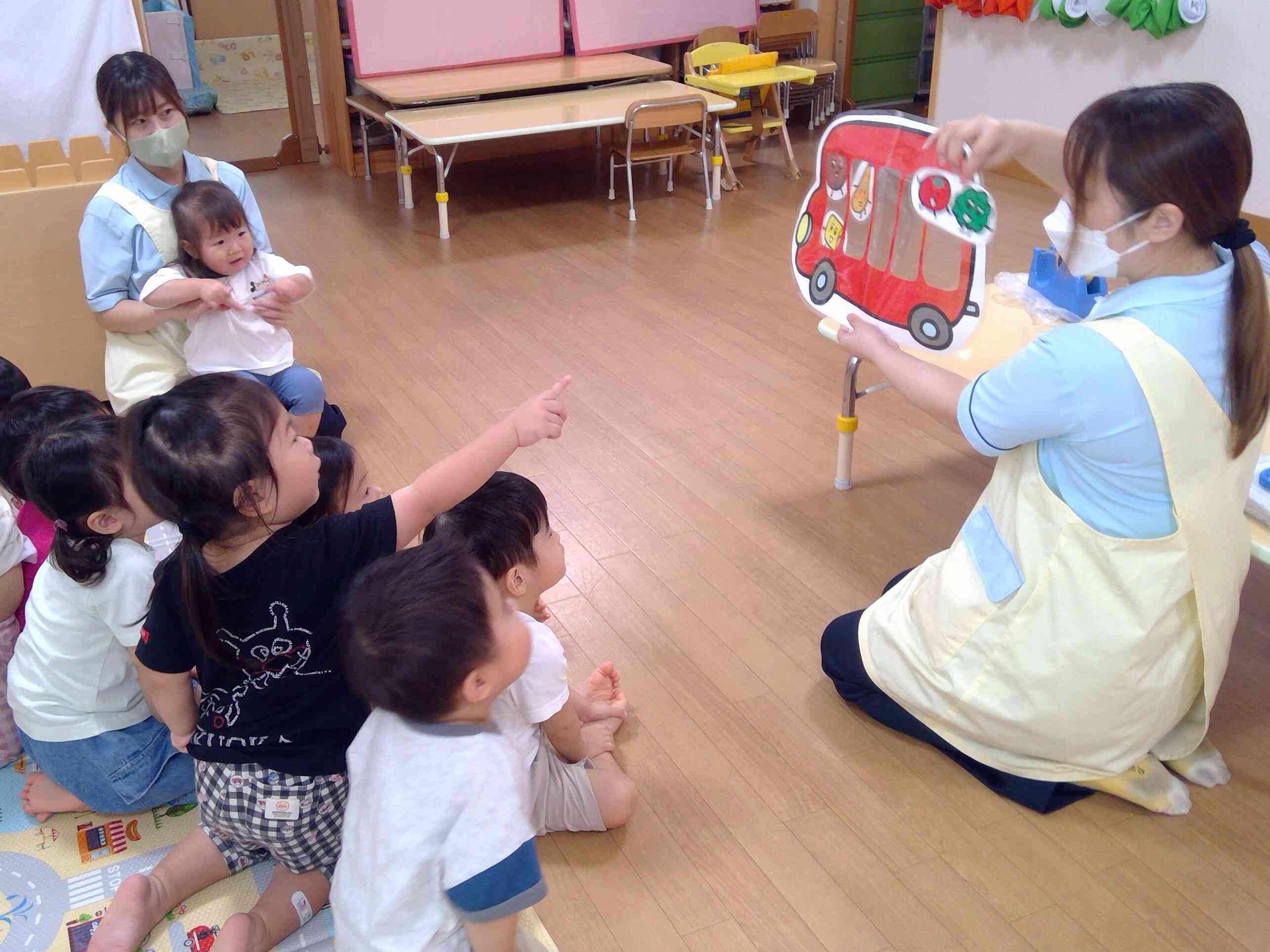 「おべんとうバス」のお話に興味津々♪