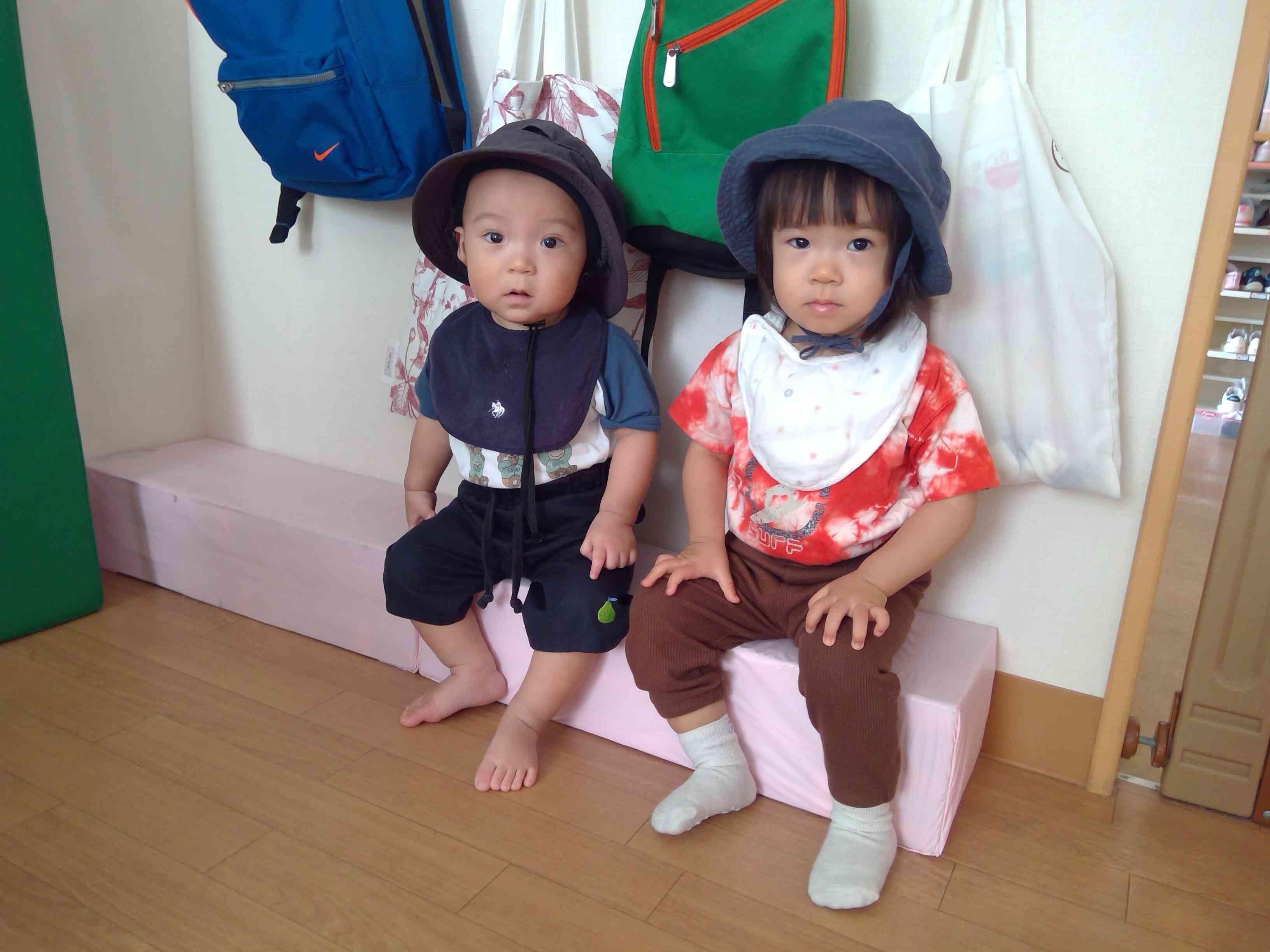 朝の会も終わり、お散歩の準備中♪