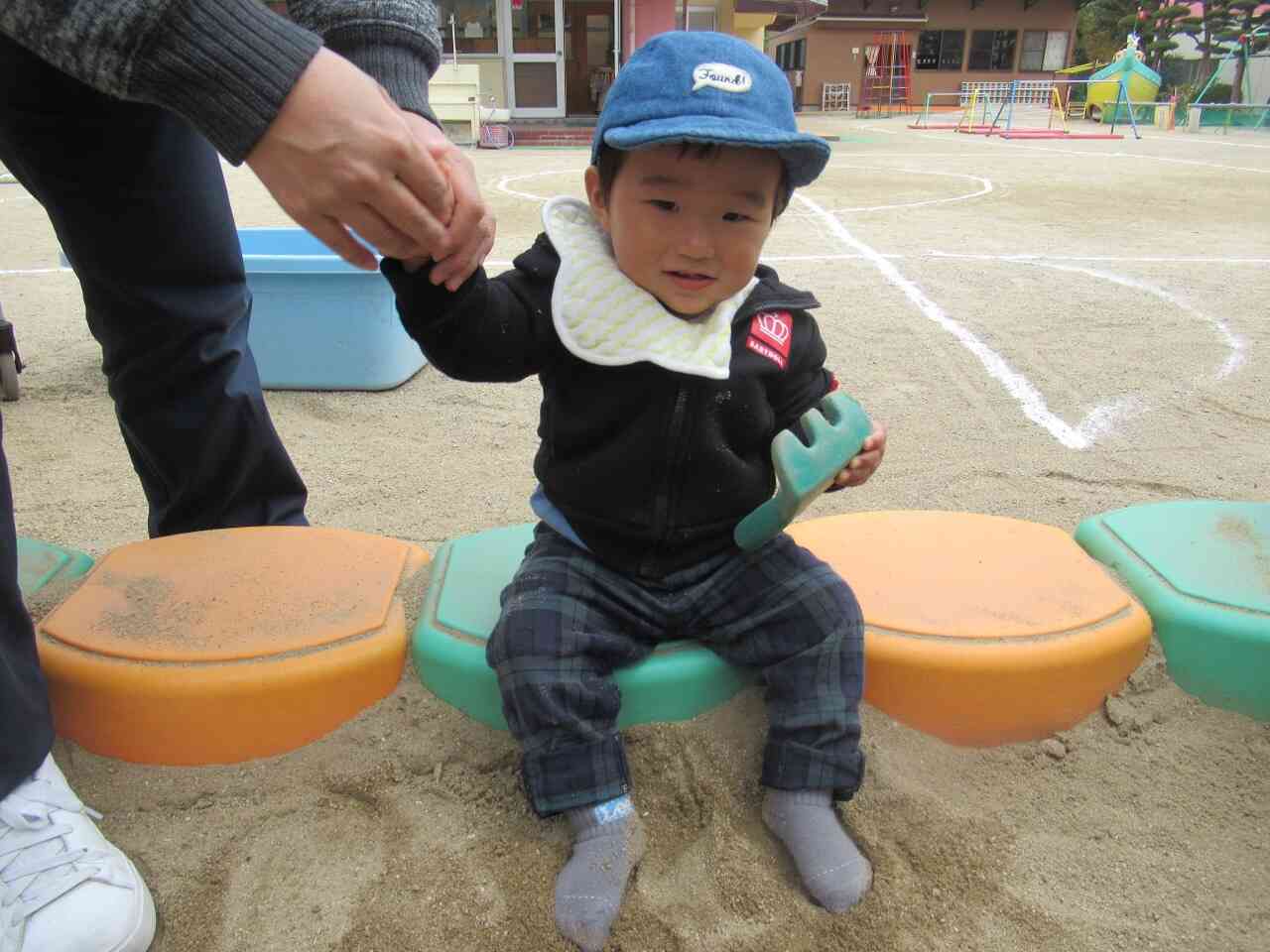 初めての砂遊びに、緊張しています。