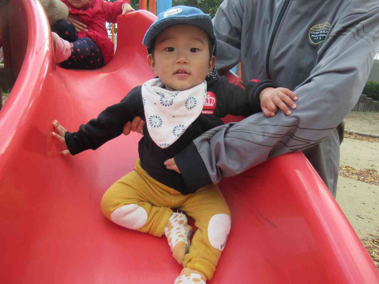 先生に支えてもらって、すべり台をお楽しみ中〜