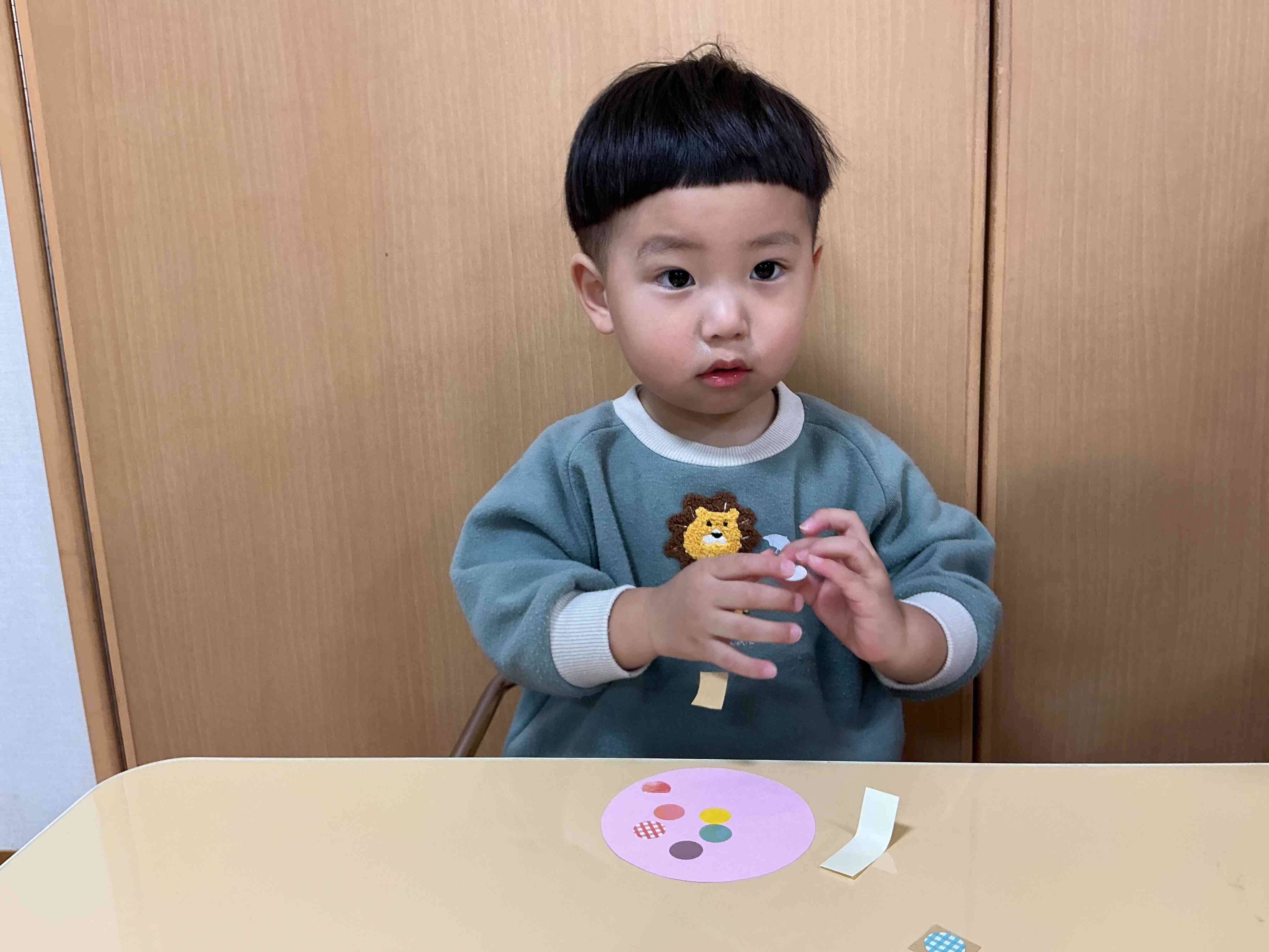 大好きなシール貼り♪