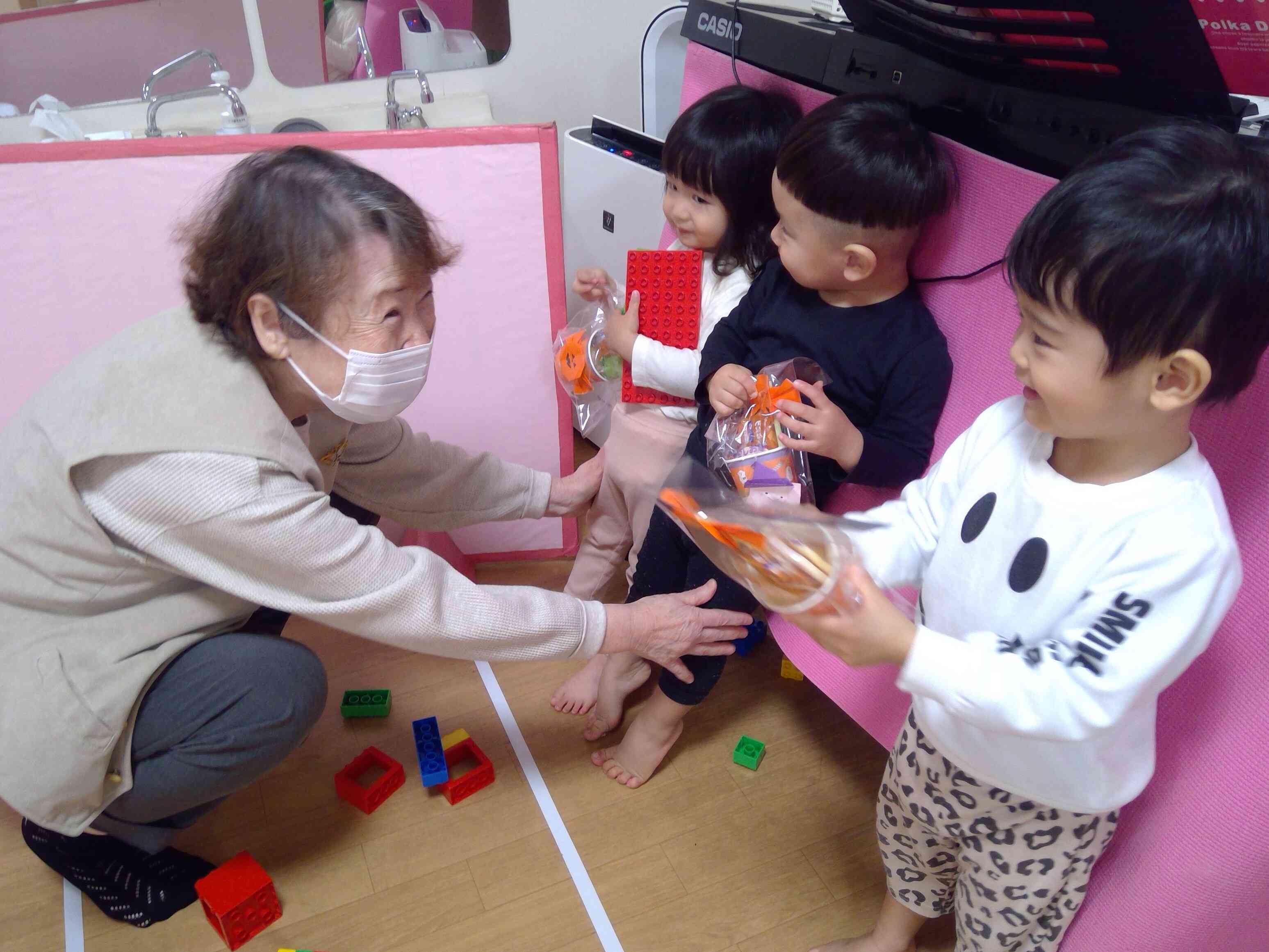 デイサービスのおじいちゃんおばあちゃんが、遊びに来てくれました。