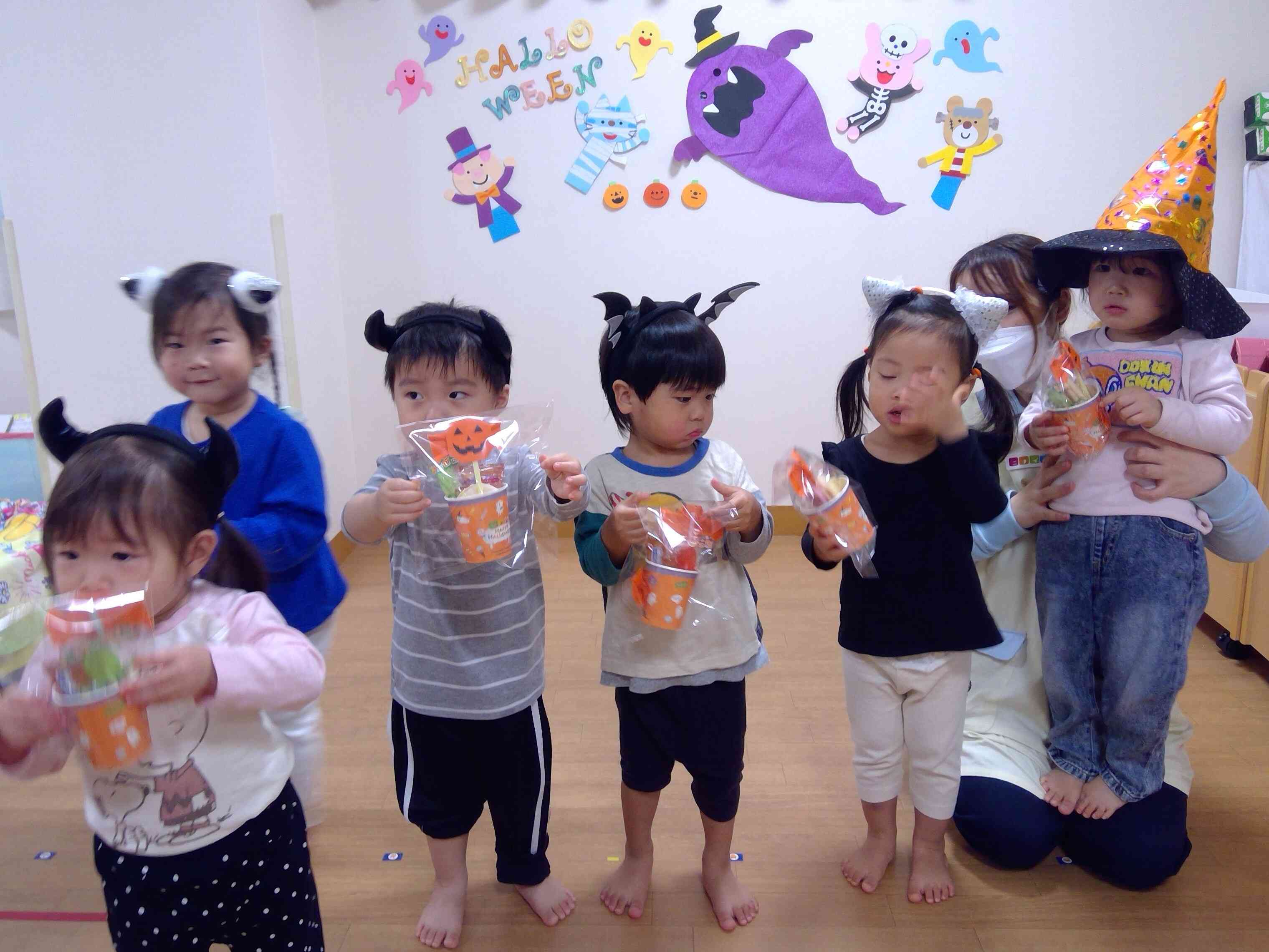 おじいちゃん、おばあちゃんから、ハロウィンのお菓子をもらったよ！