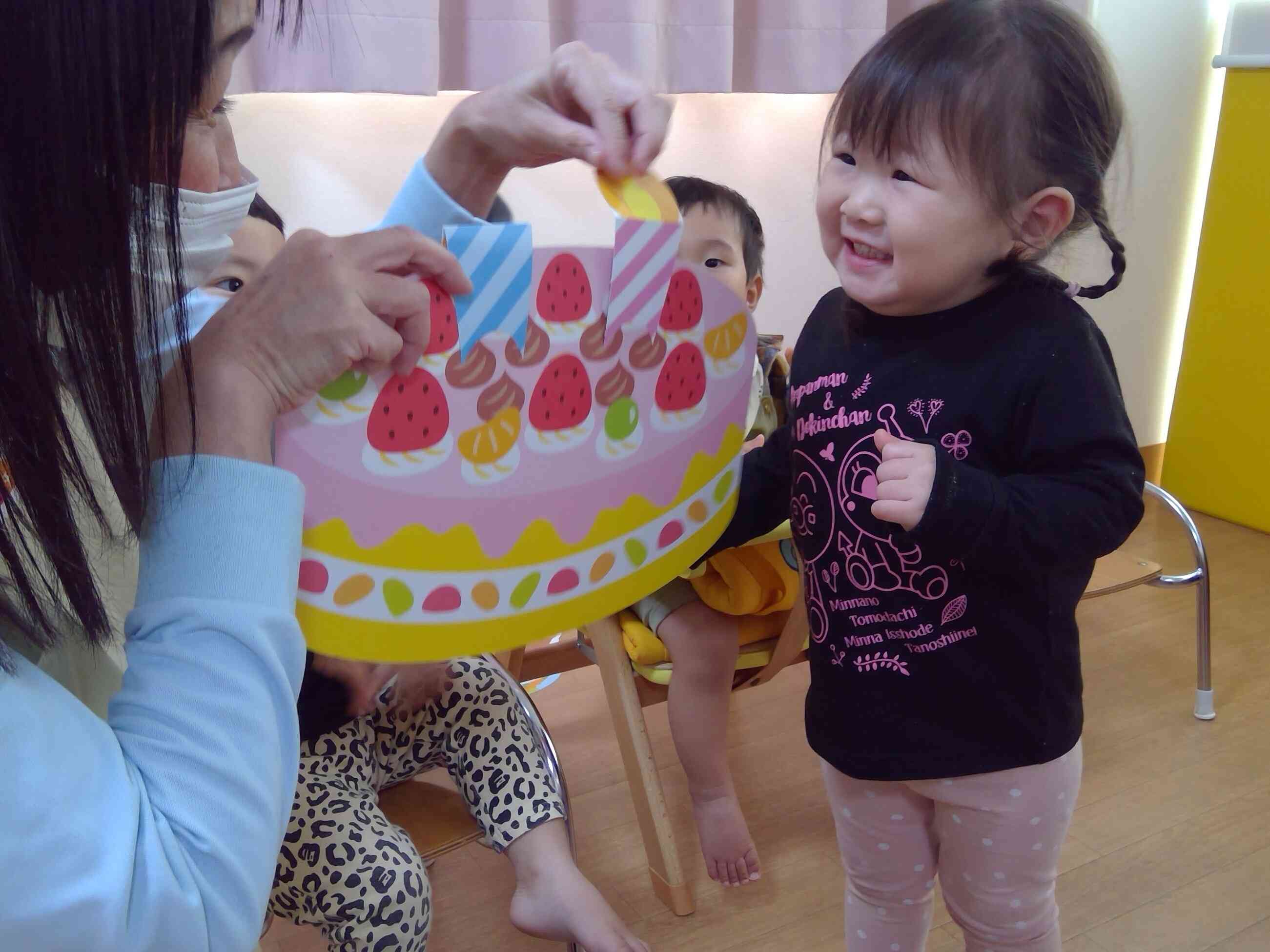 ろうそくに、息を吹きかけて、うまく火が消えました。