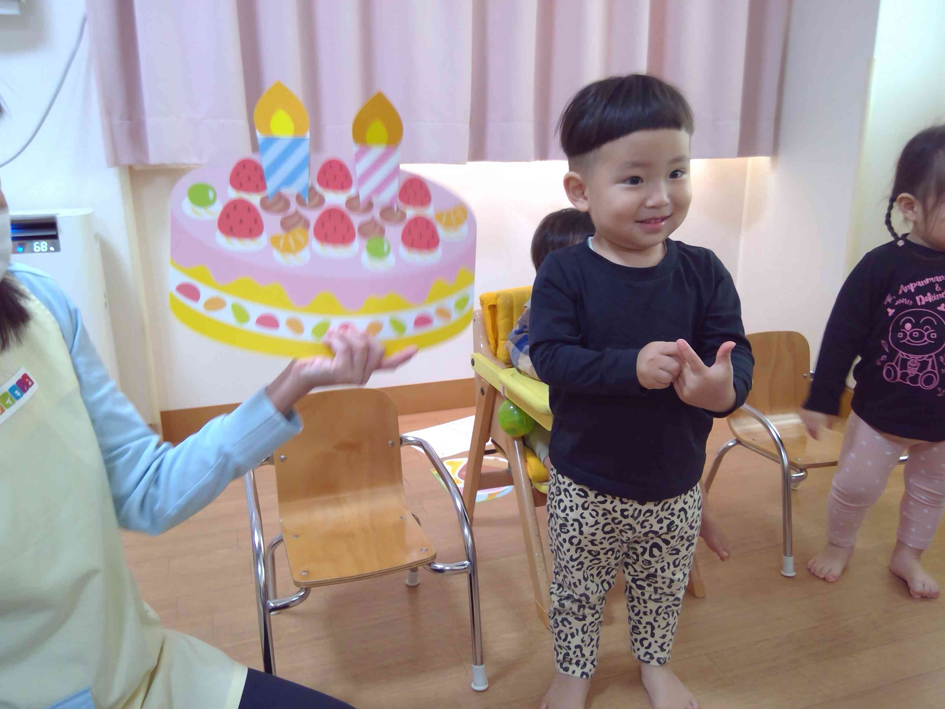 お友だちが、♪ハッピーバースデイ♪の歌を歌ってくれて、嬉しいけど、ちょっと緊張してしまいました。