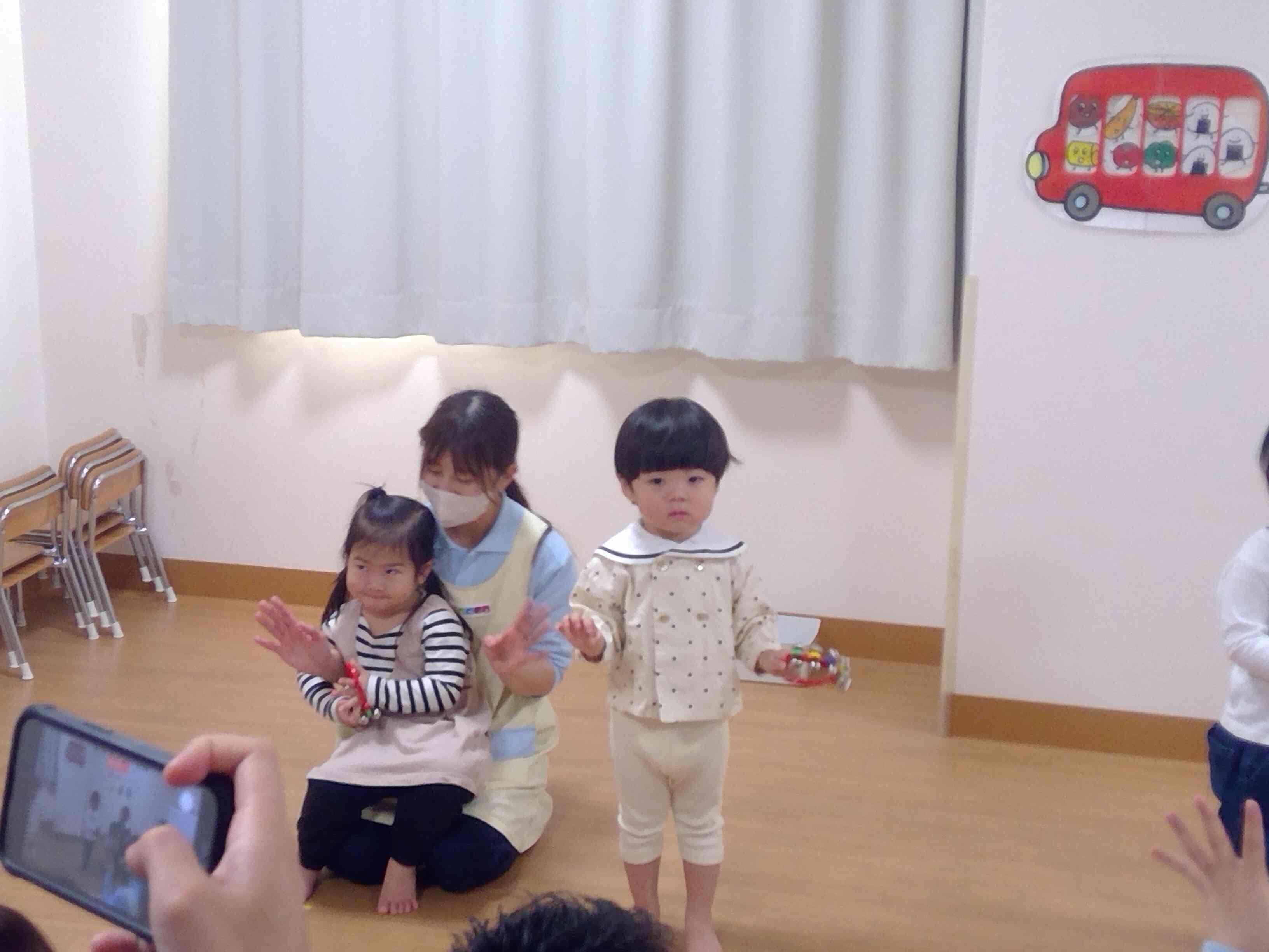 先生とお友達と一緒に「シャンシャン」♪