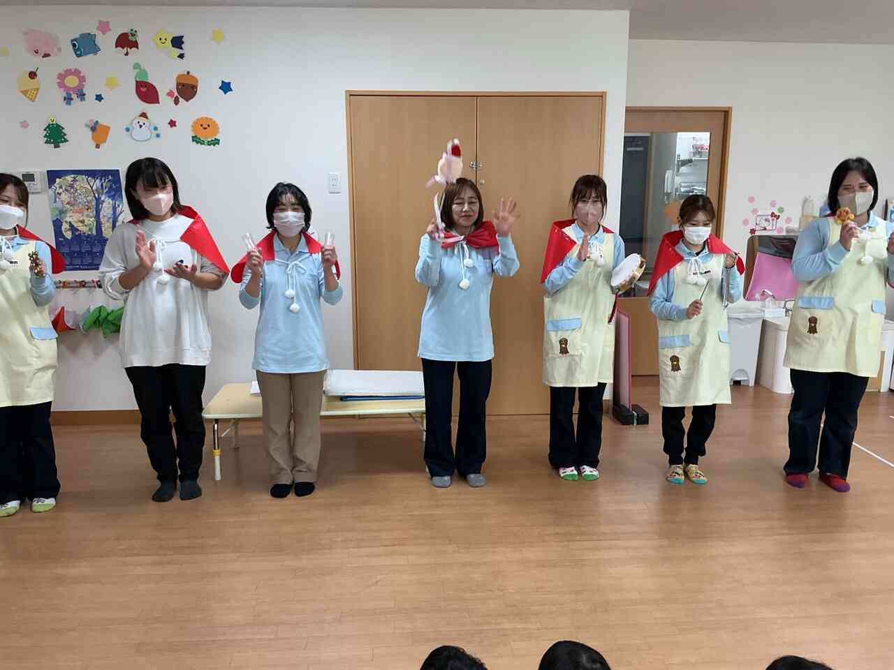 園長先生、給食の先生も加わって、いろいろな楽器を使って、クリスマスソングの演奏をしてくれました