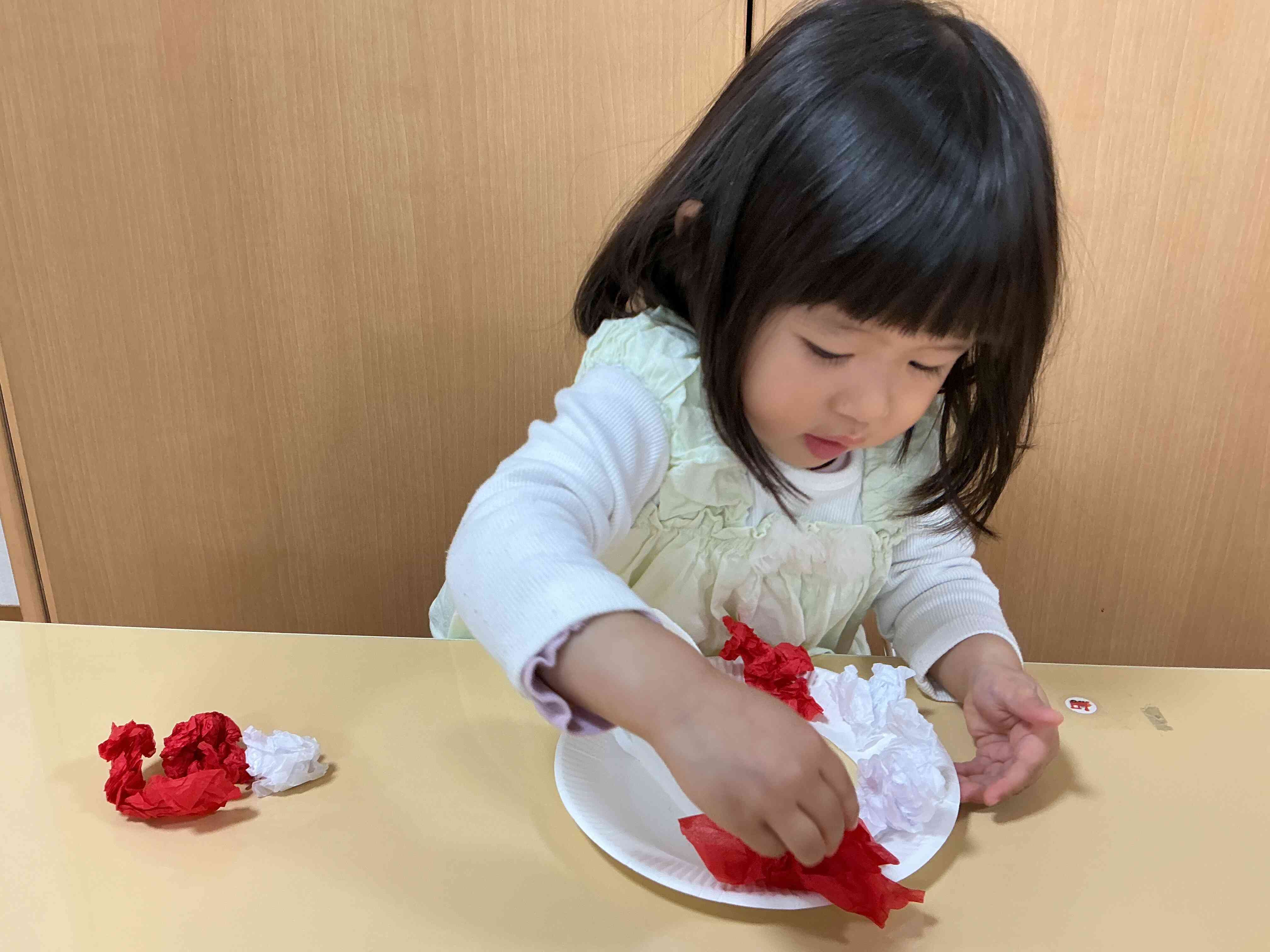 丸めた花紙を紙皿にペタペタ♪