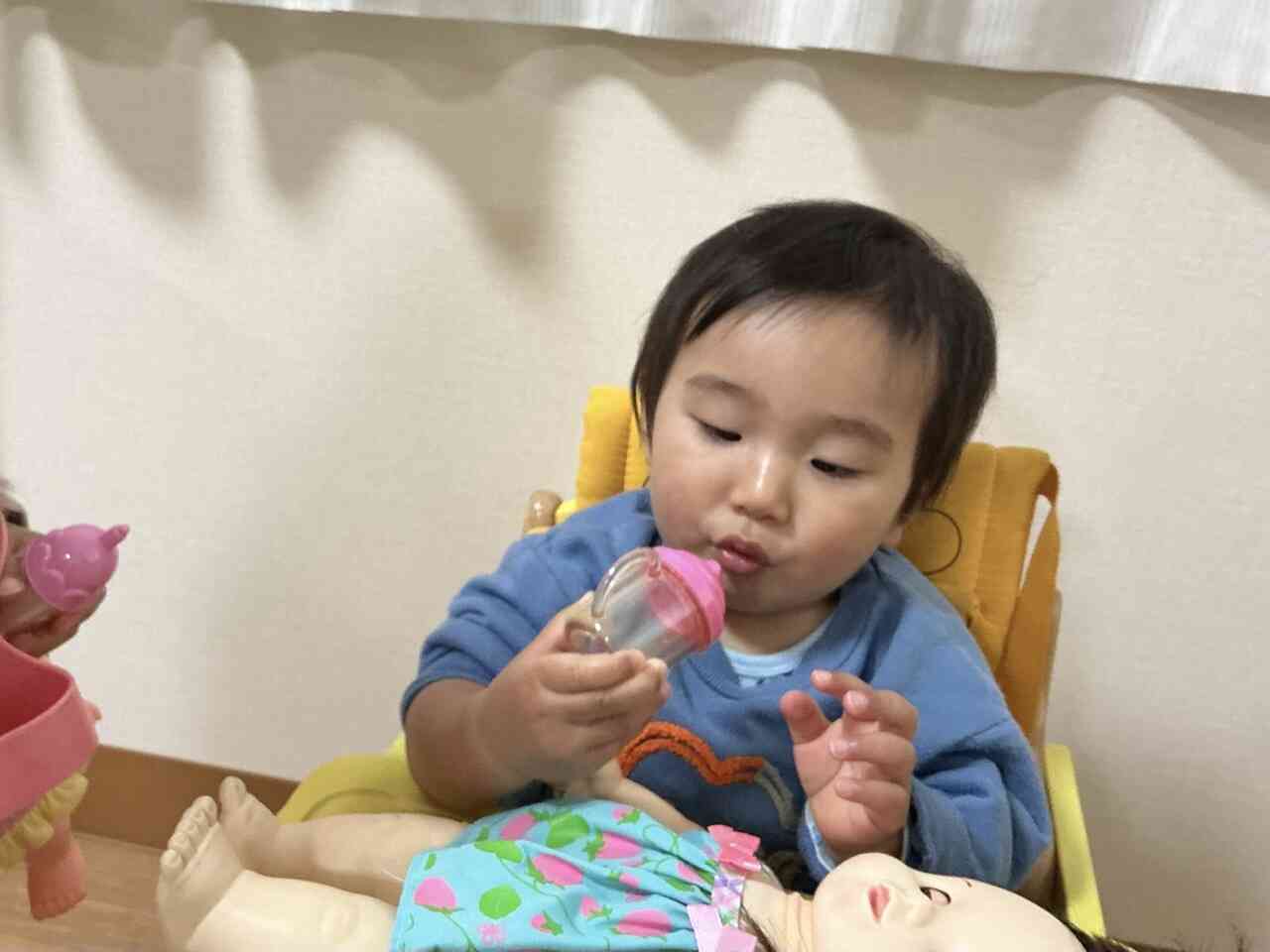 つい最近まで…懐かしさから、お口に持っていこうとしています♪