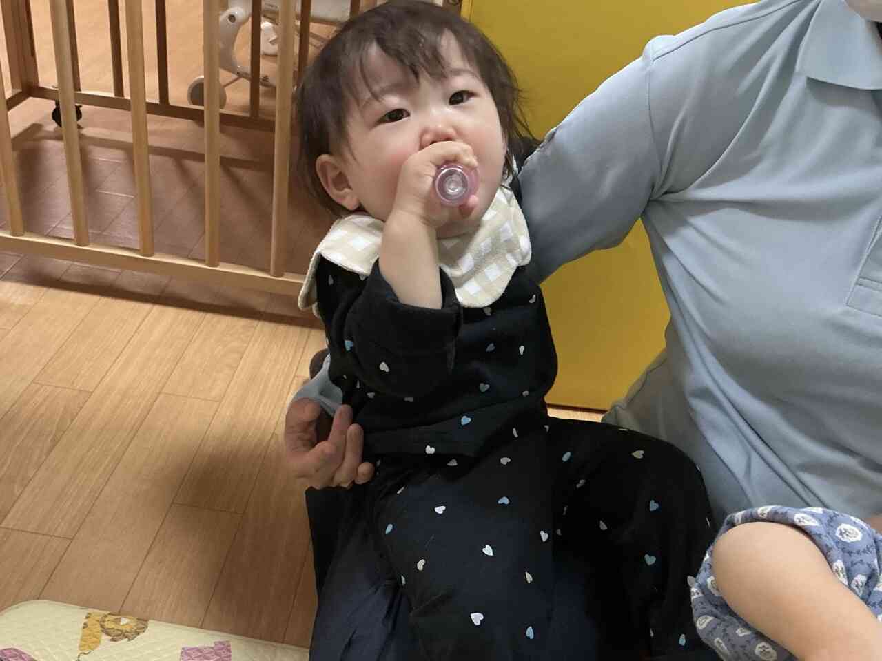 まだ、ちょっとお人形が苦手な私は、先生に抱っこされて、哺乳瓶を持ってちゅっちゅっしています♪