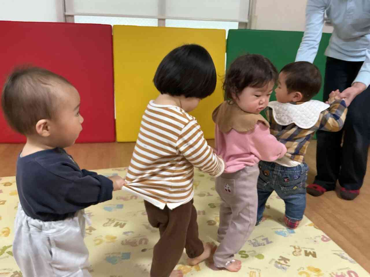 上手に、しっかり握って、歩いています。