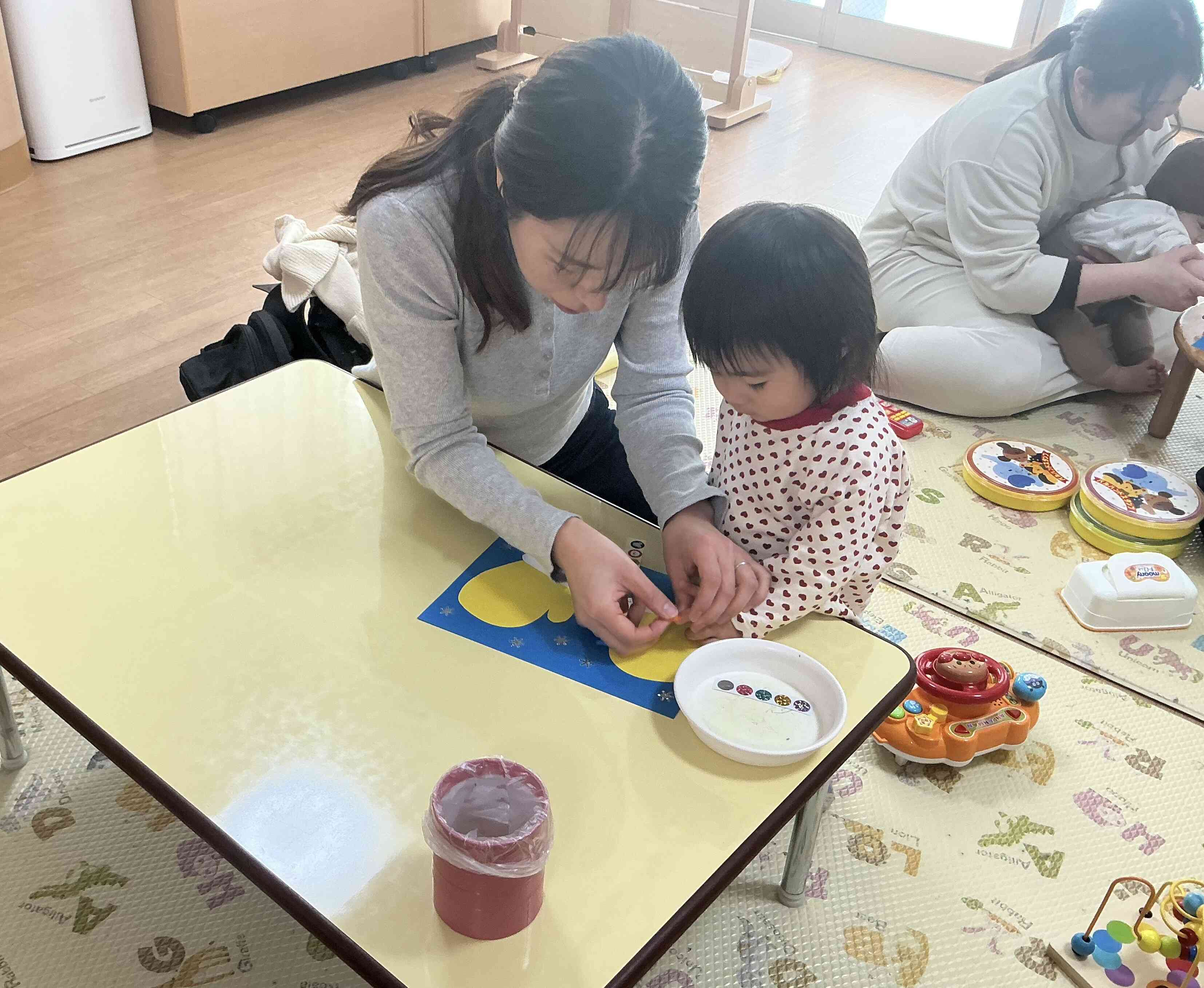 製作では１歳児さんはシール貼りに挑戦☆