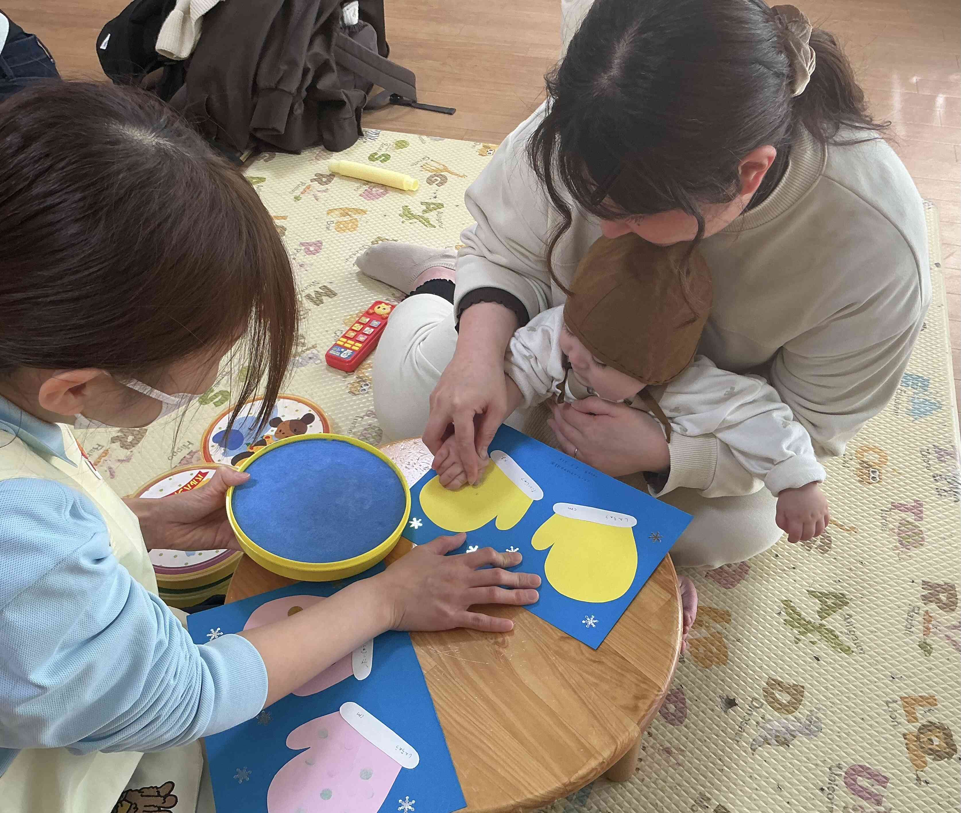 ０歳児さんは初めての指スタンプにドキドキ・・・♩