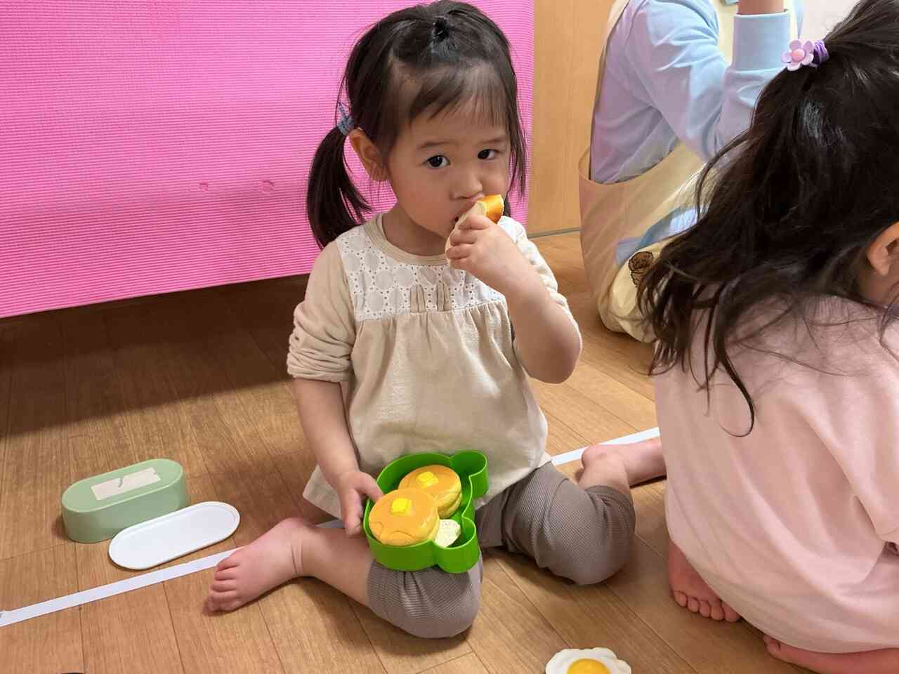 できあがった、お料理をお弁当箱に詰めて、アムアム「おいし〜い‼︎」