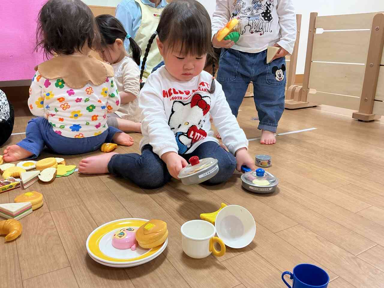 両手にフライパン持って、「あ〜焦げないように　忙し忙し」