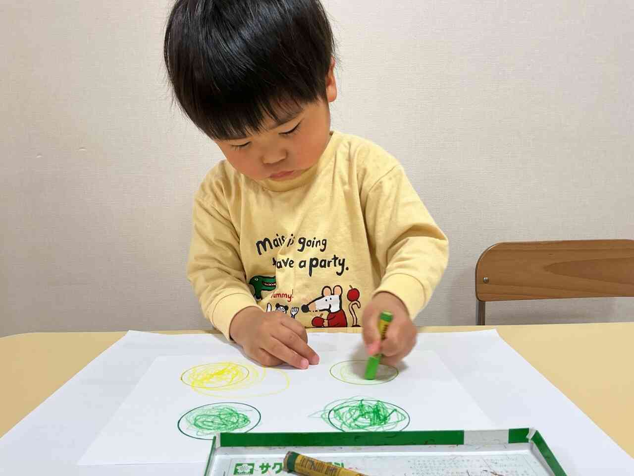 丸の中から、はみ出さないように、慎重に塗っています。