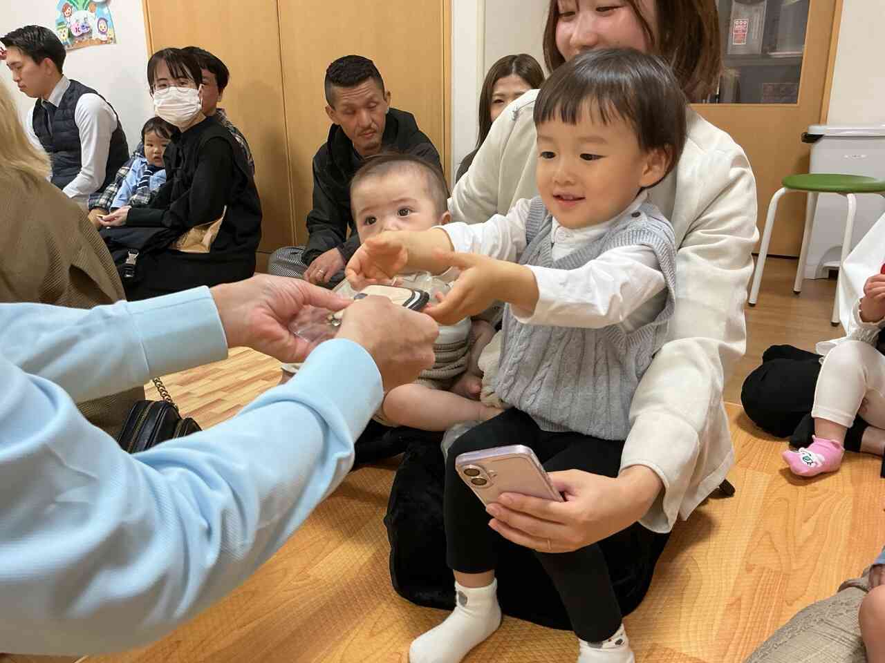 姿勢良く上手に、両手を出して、プレゼントもらうことができました。