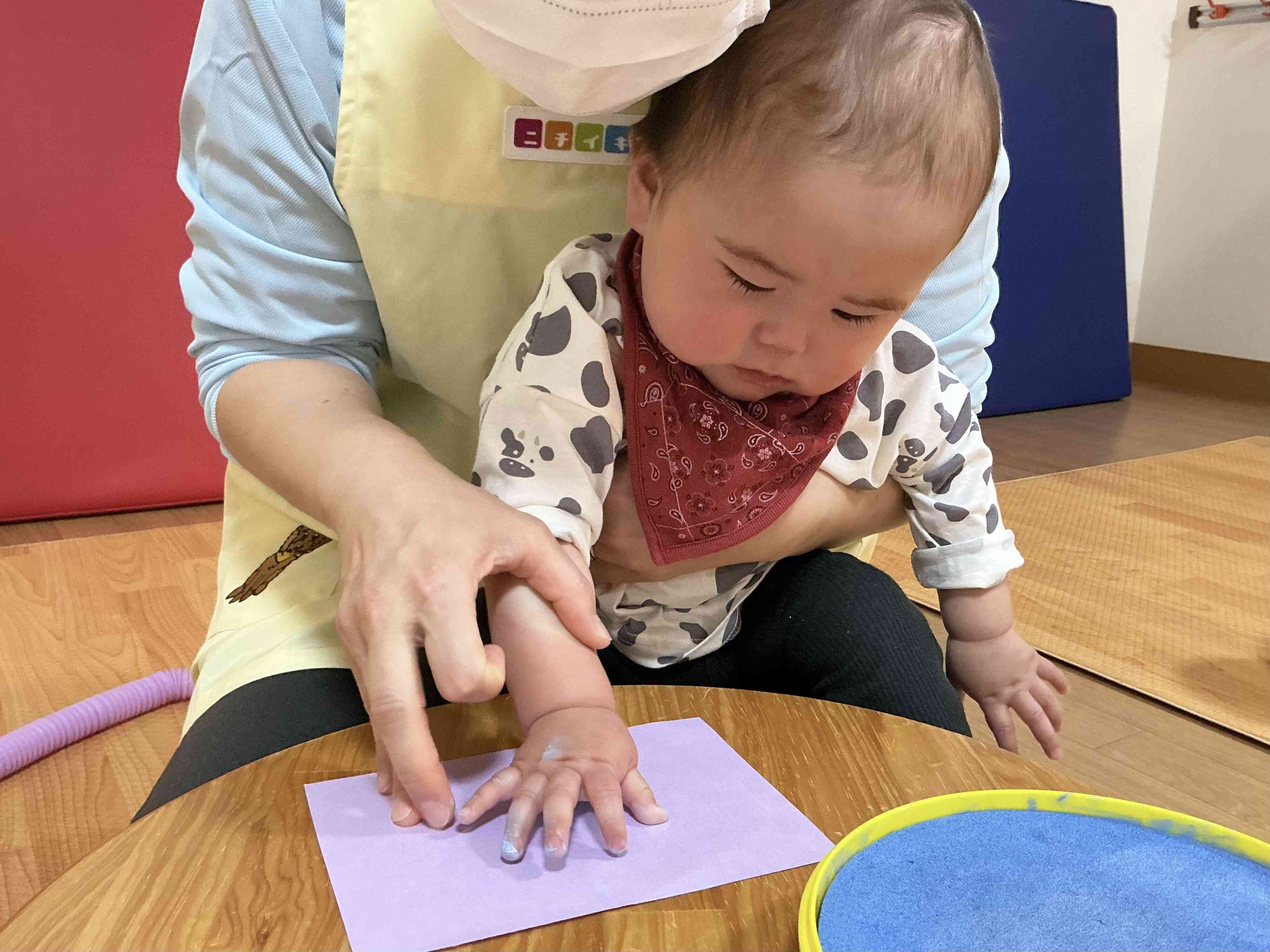 初めての手型スタンプに挑戦☆ドキドキ...