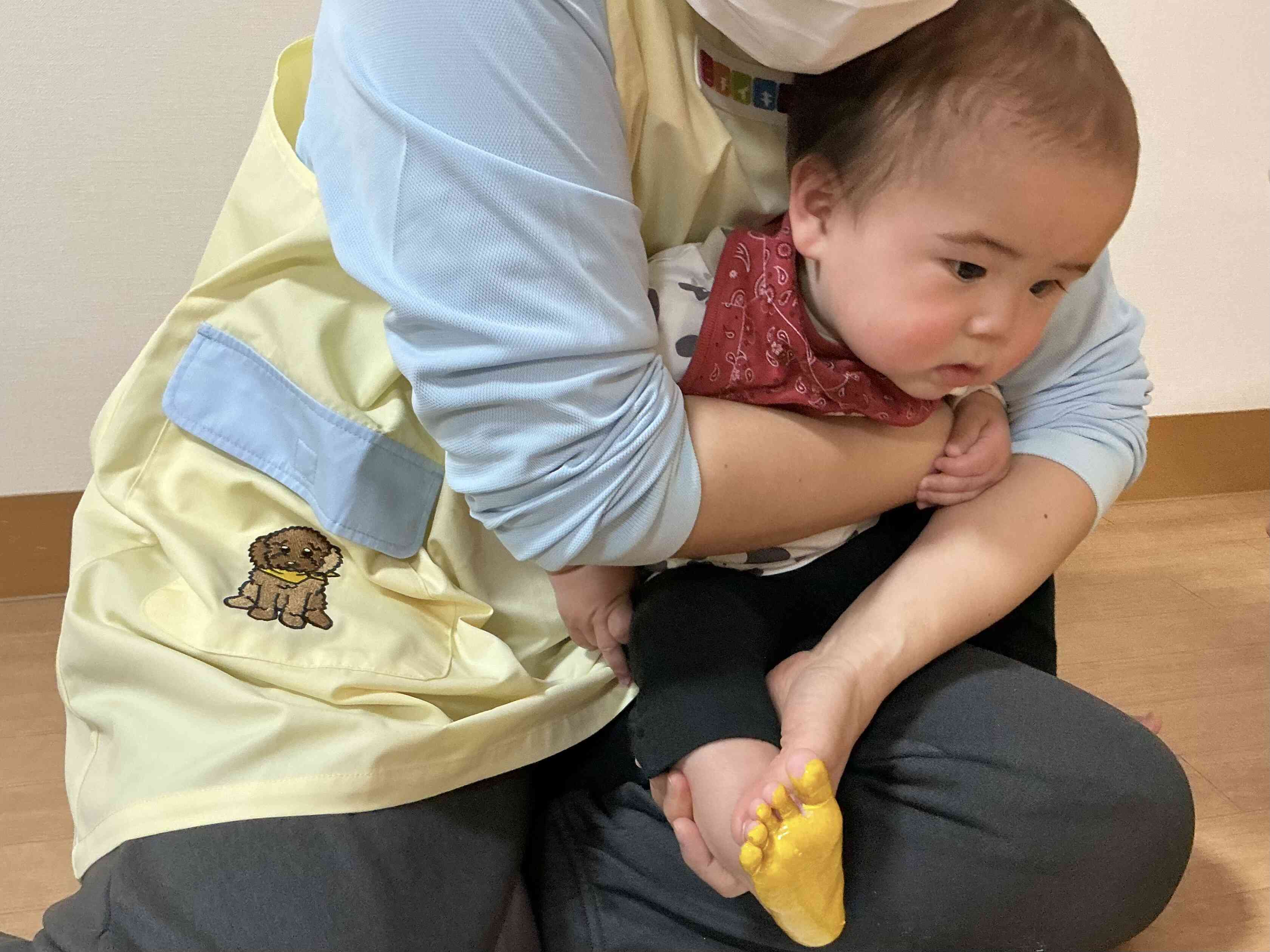 初めての足型にドキドキ・・・