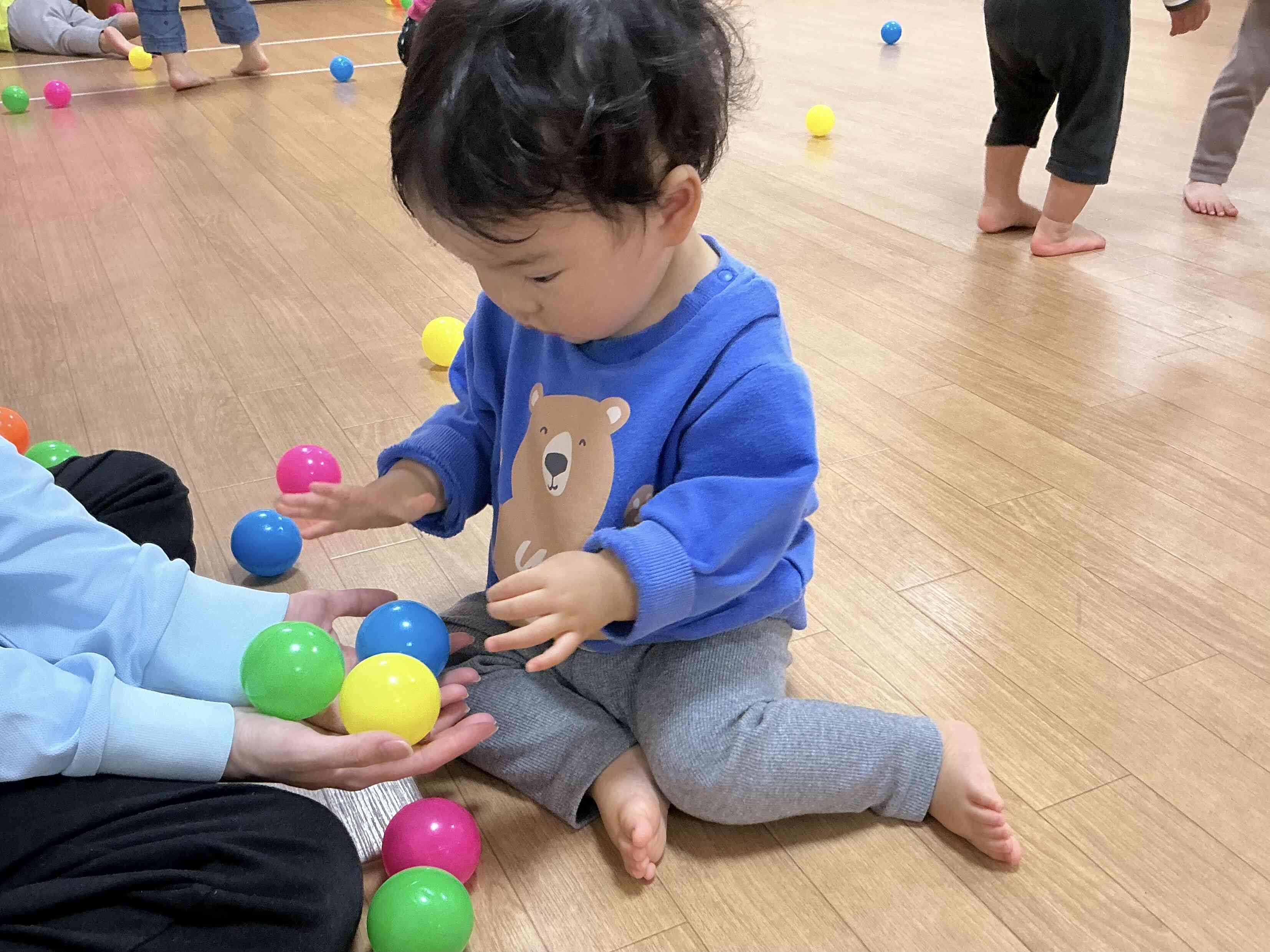 先生の手に「はい、どうぞ！」