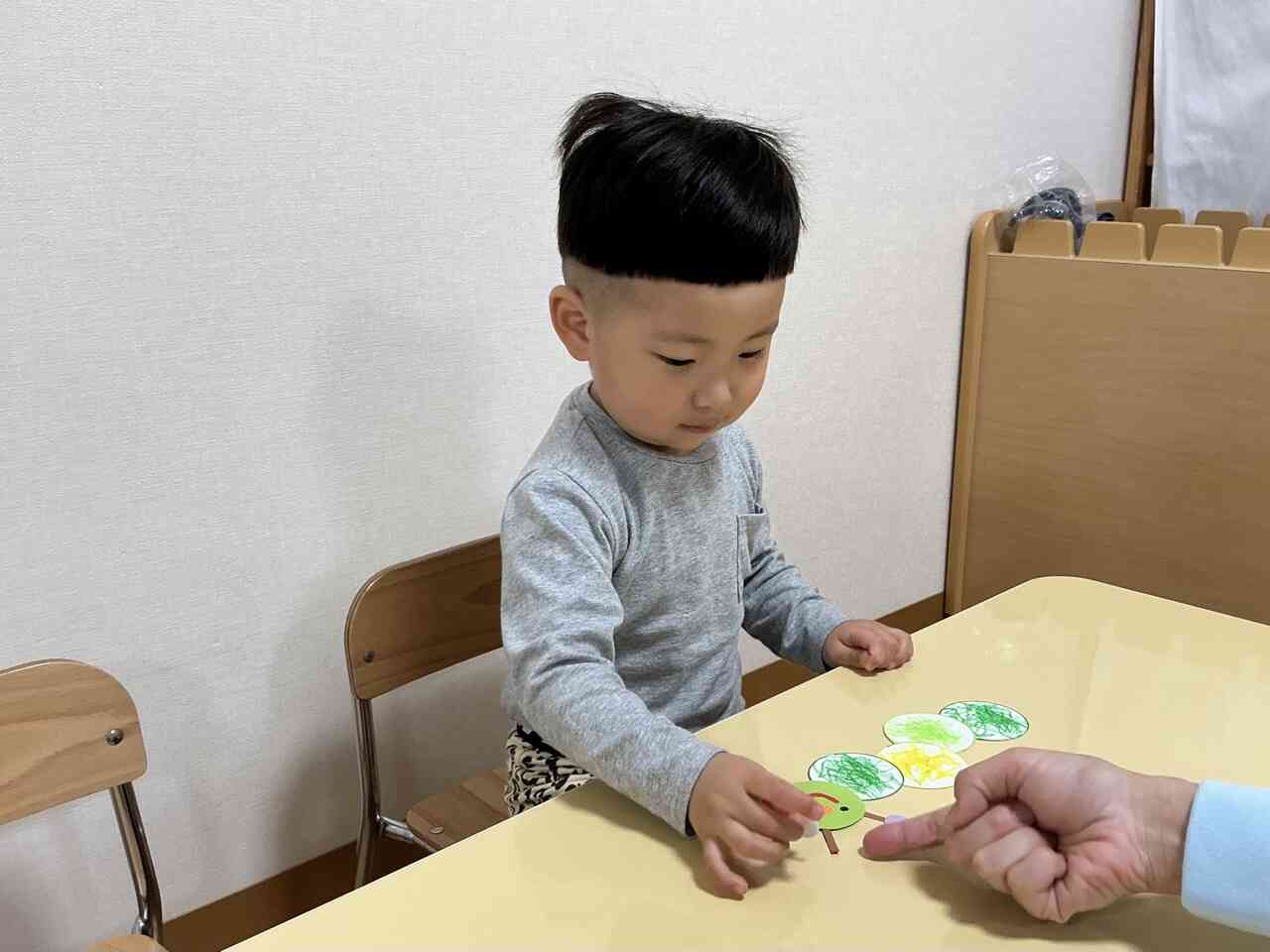 触角に好きな色の丸シールを選んで貼りました。