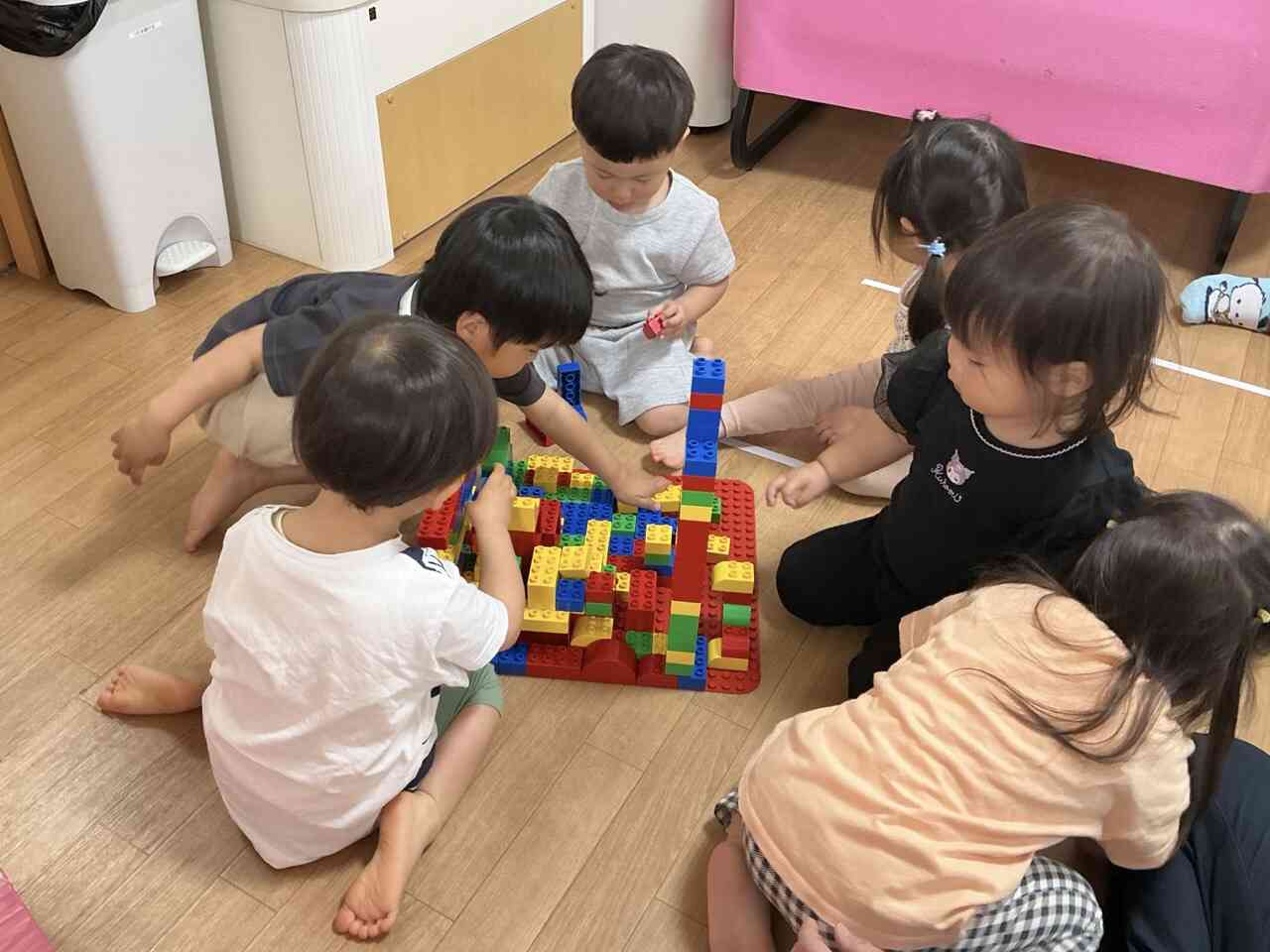 集中してブロック遊びをしています。