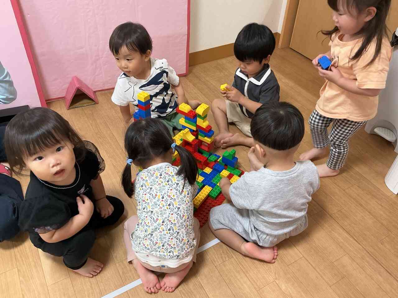 みんなで、あちこちからブロックを集めて…