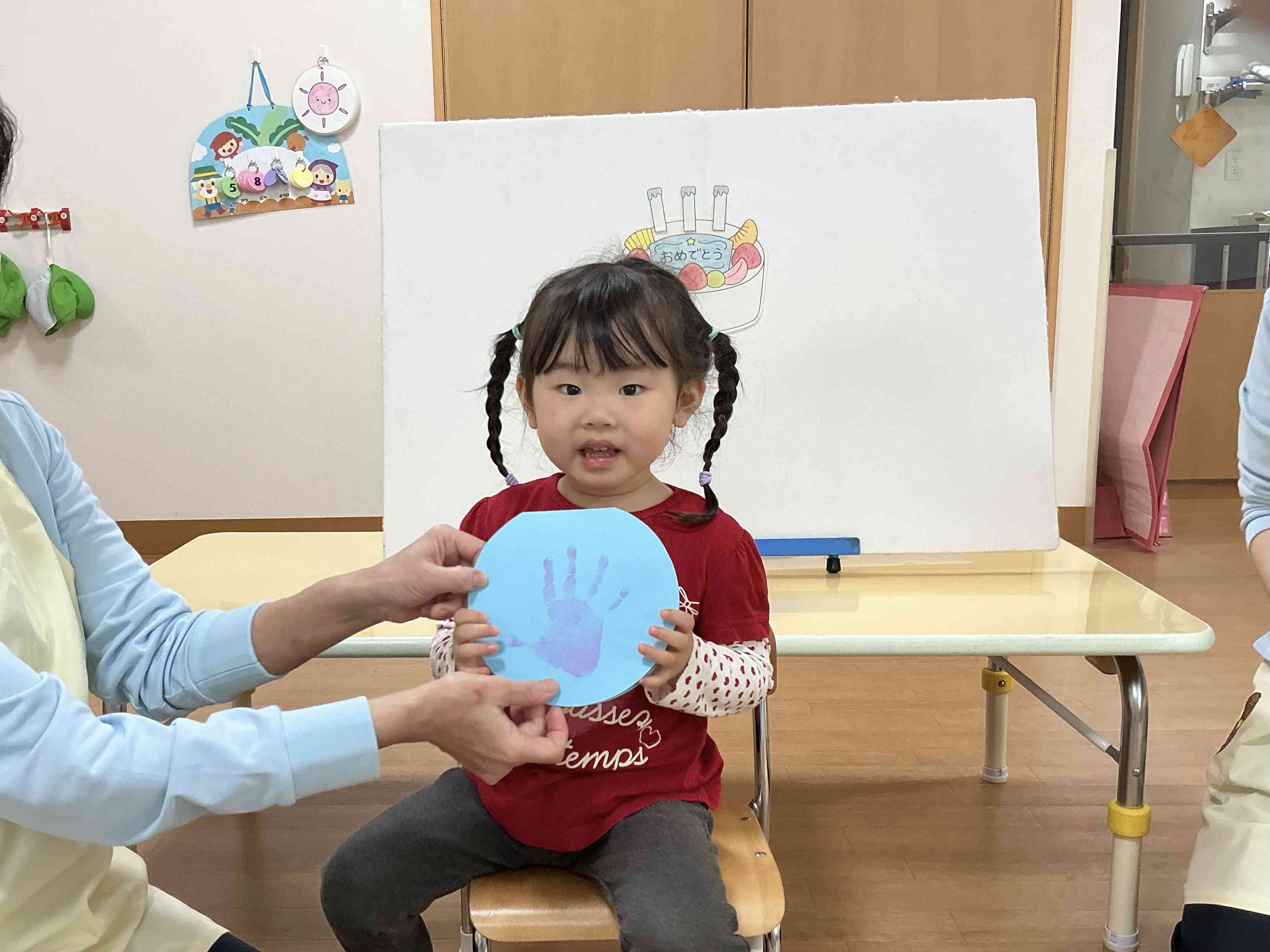 お誕生カードをもらって嬉しそう〜！自分の手型だよ☆