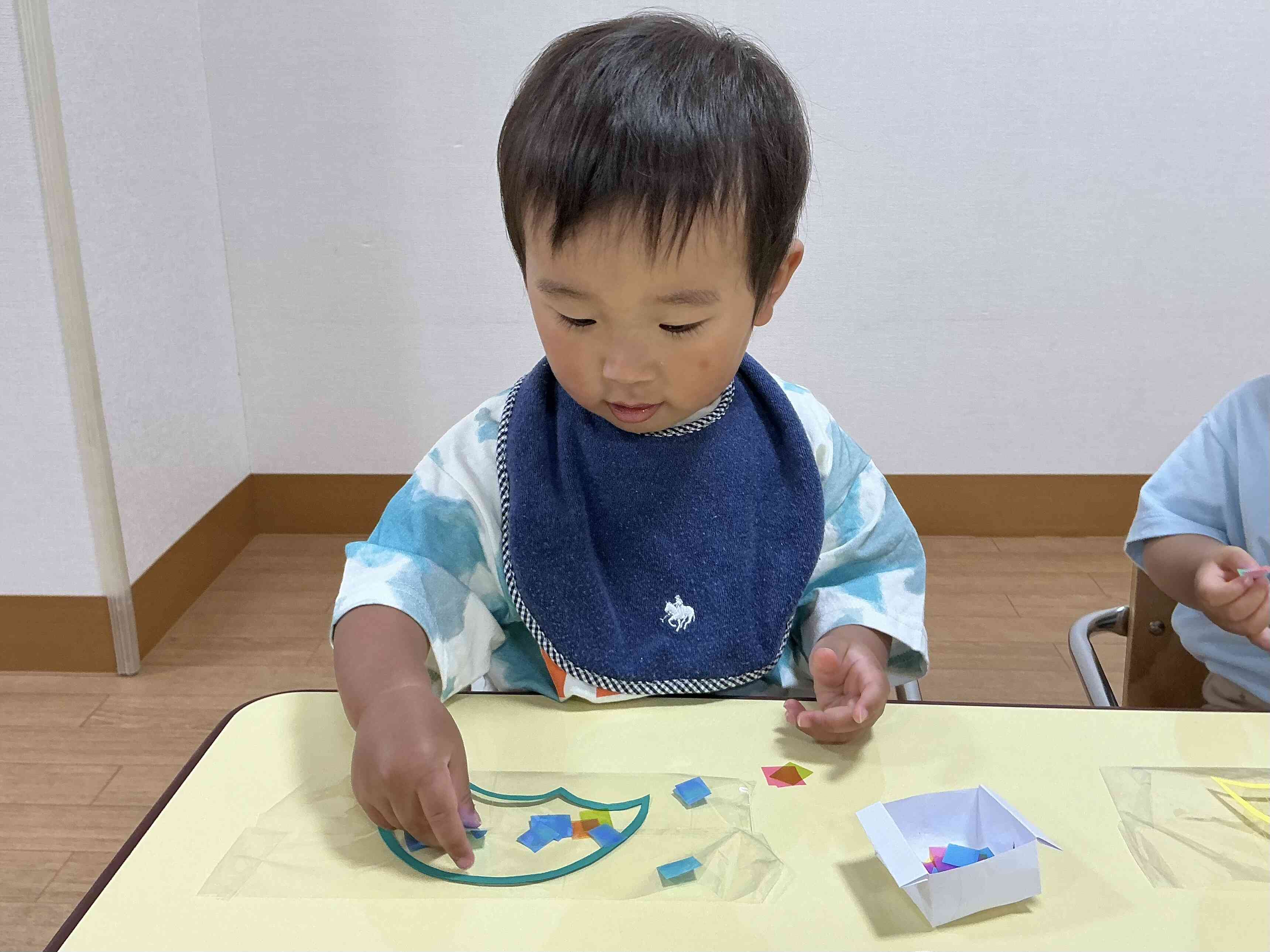 指先を使って上手に貼れていますね！