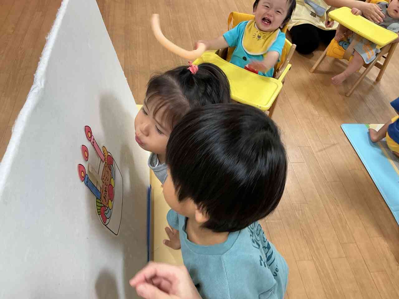 ケーキのろうそくを一生懸命吹いて消しました。(ひよこ組のお友だちも後から消しましたよ)