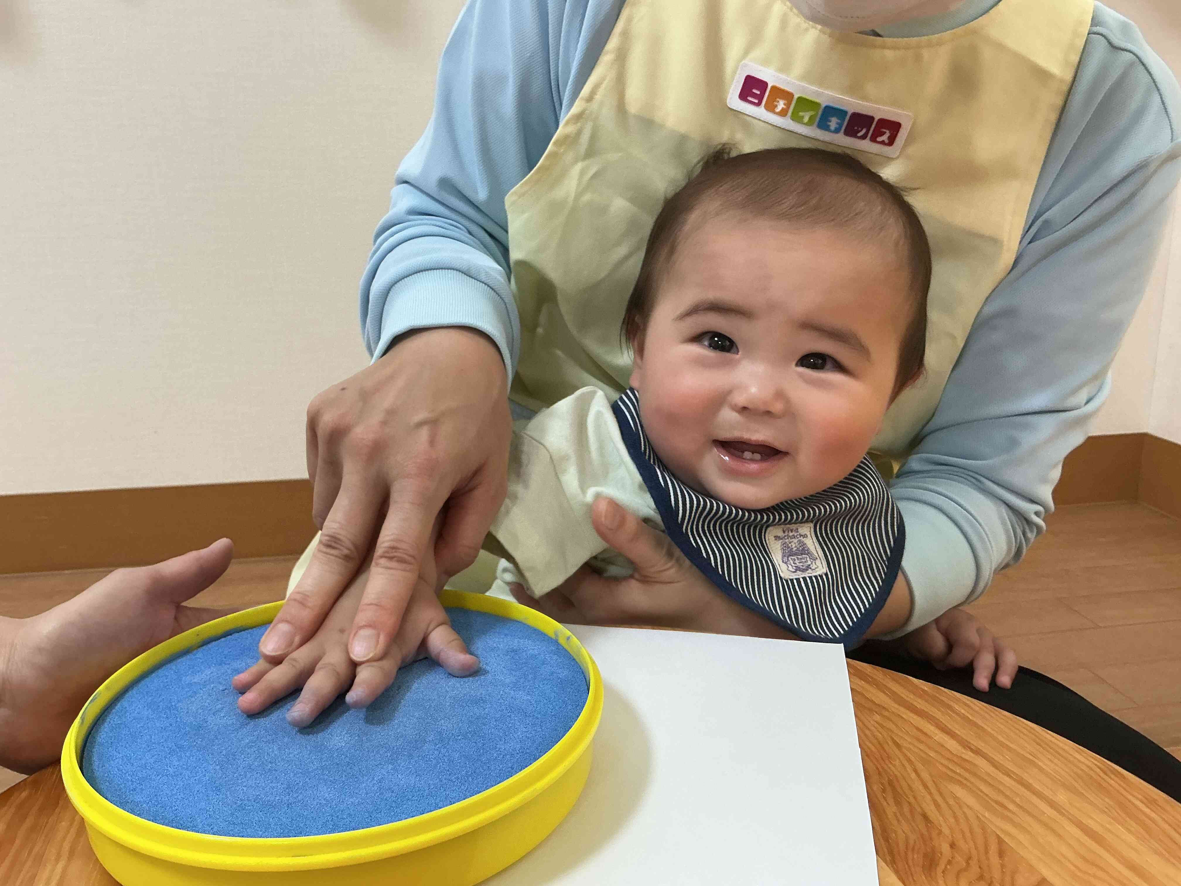 手型スタンプの感触ににっこり