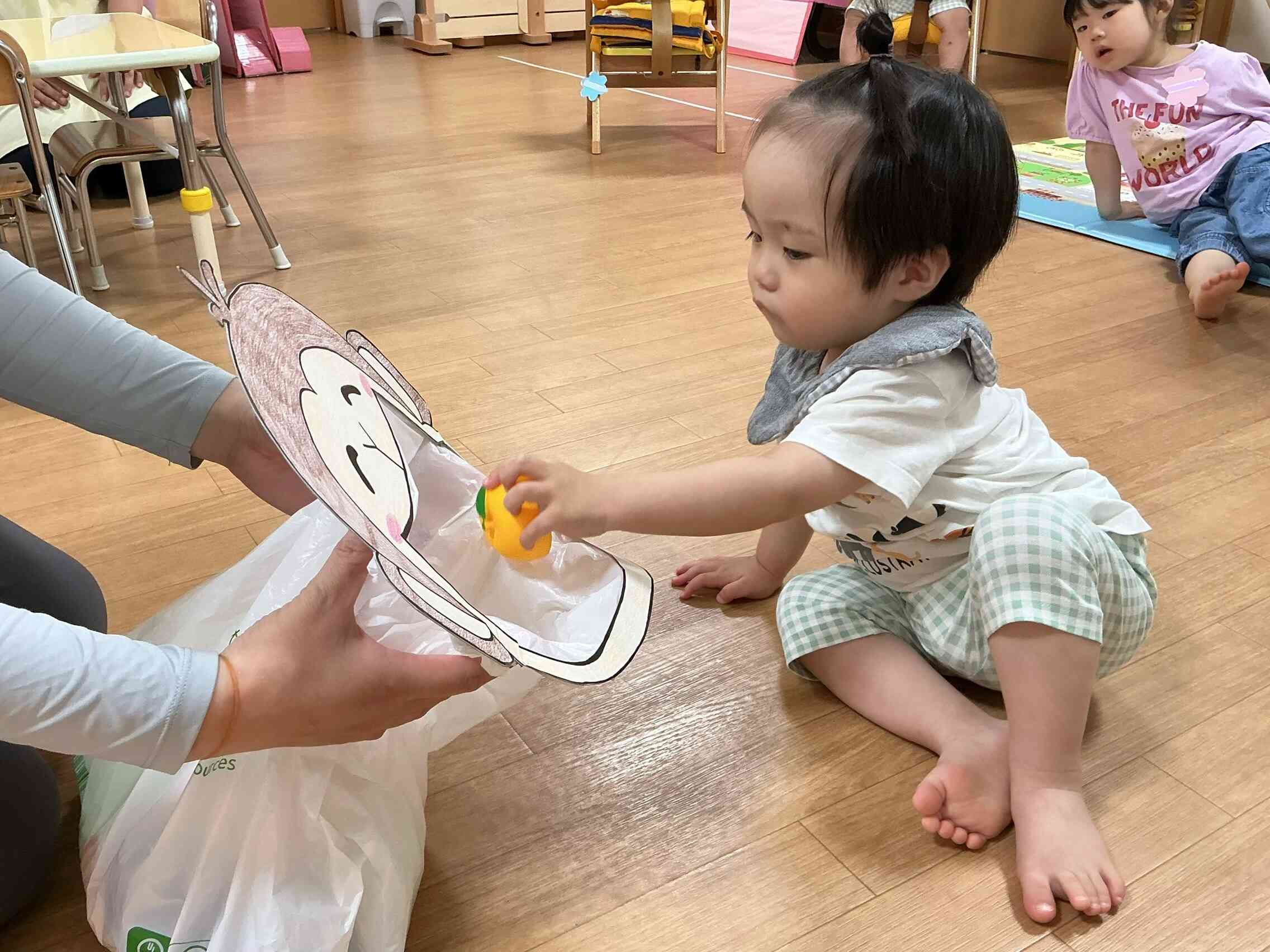 果物をお猿さんに食べさせるゲームに参加しました！