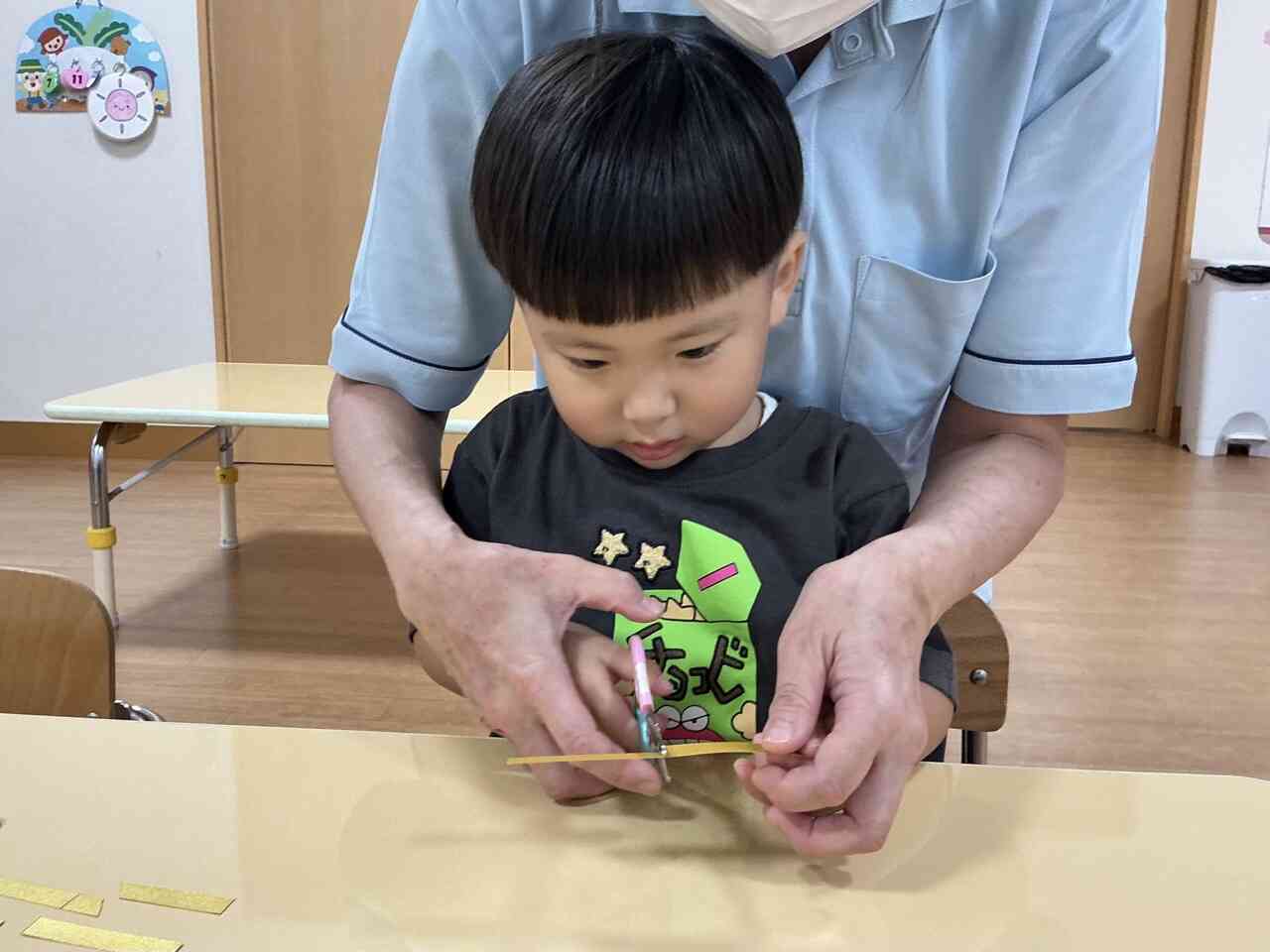 はさみの1回切りに挑戦!真剣なまなざしでしょ〜