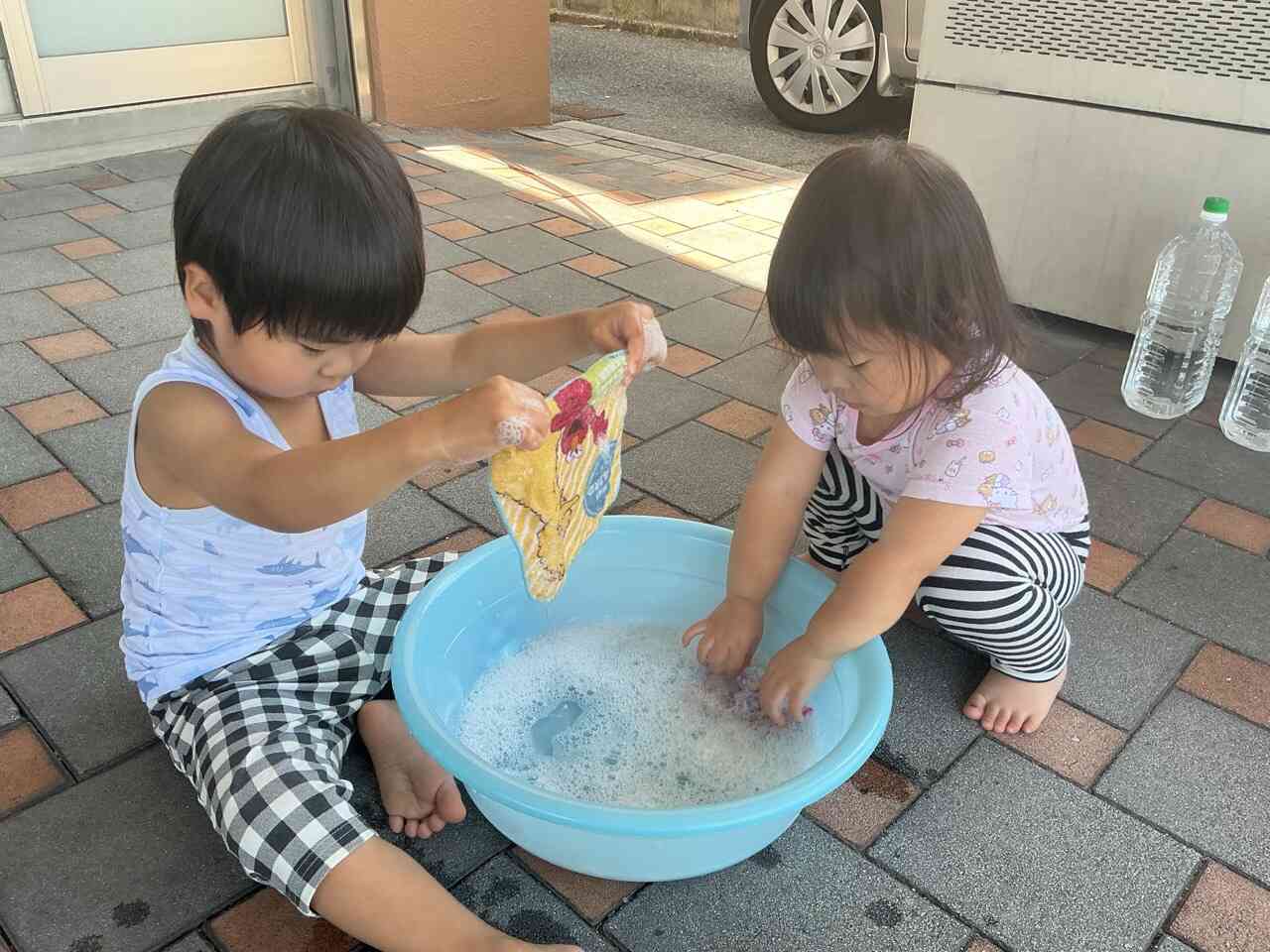 ゴシゴシ、「きれいにな〜れ‼︎」「きれいになってるかな？」