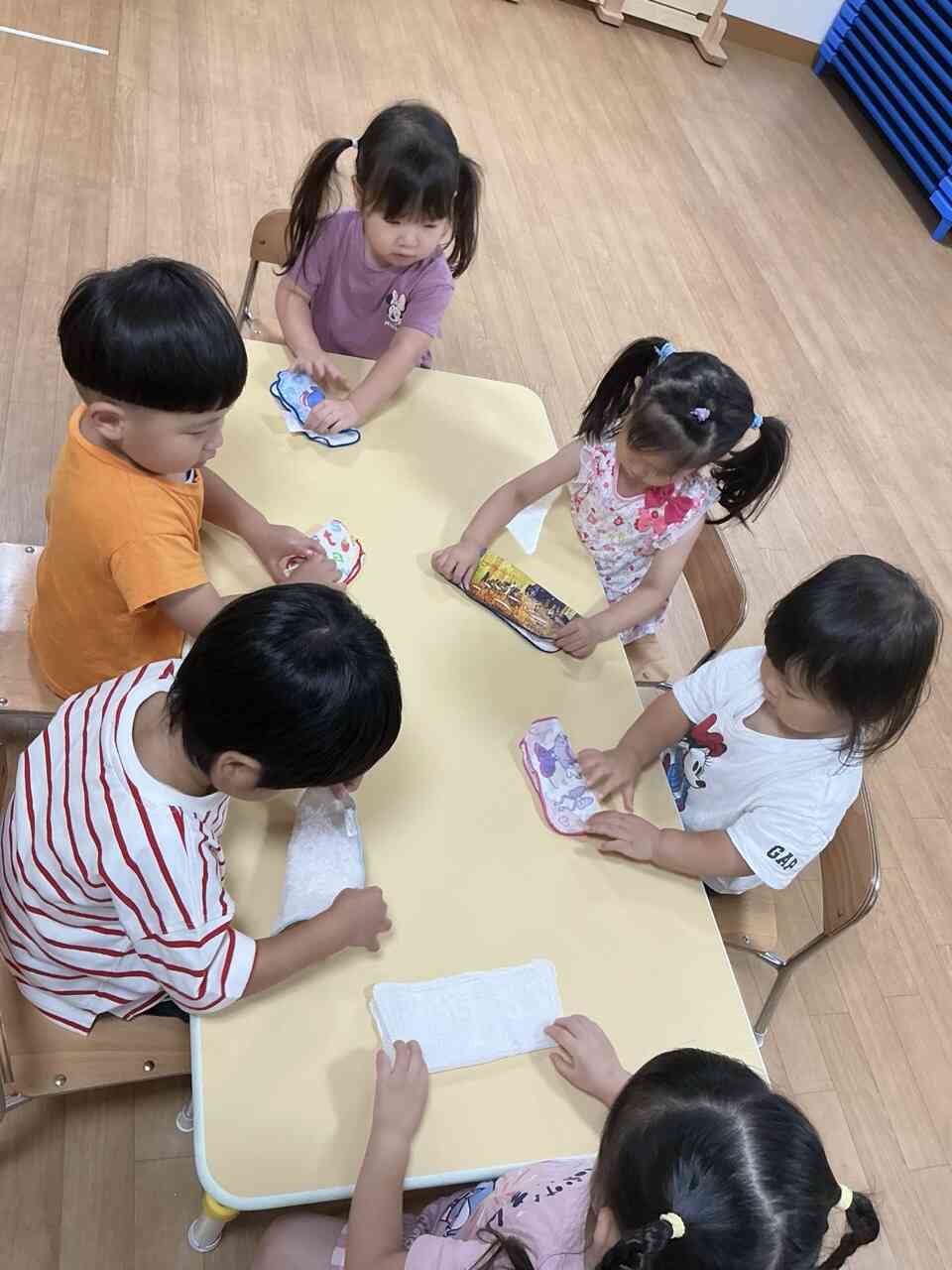 洗濯ばさみを使って上手に干した後は…乾いた口拭きタオルを上手にたたみました。