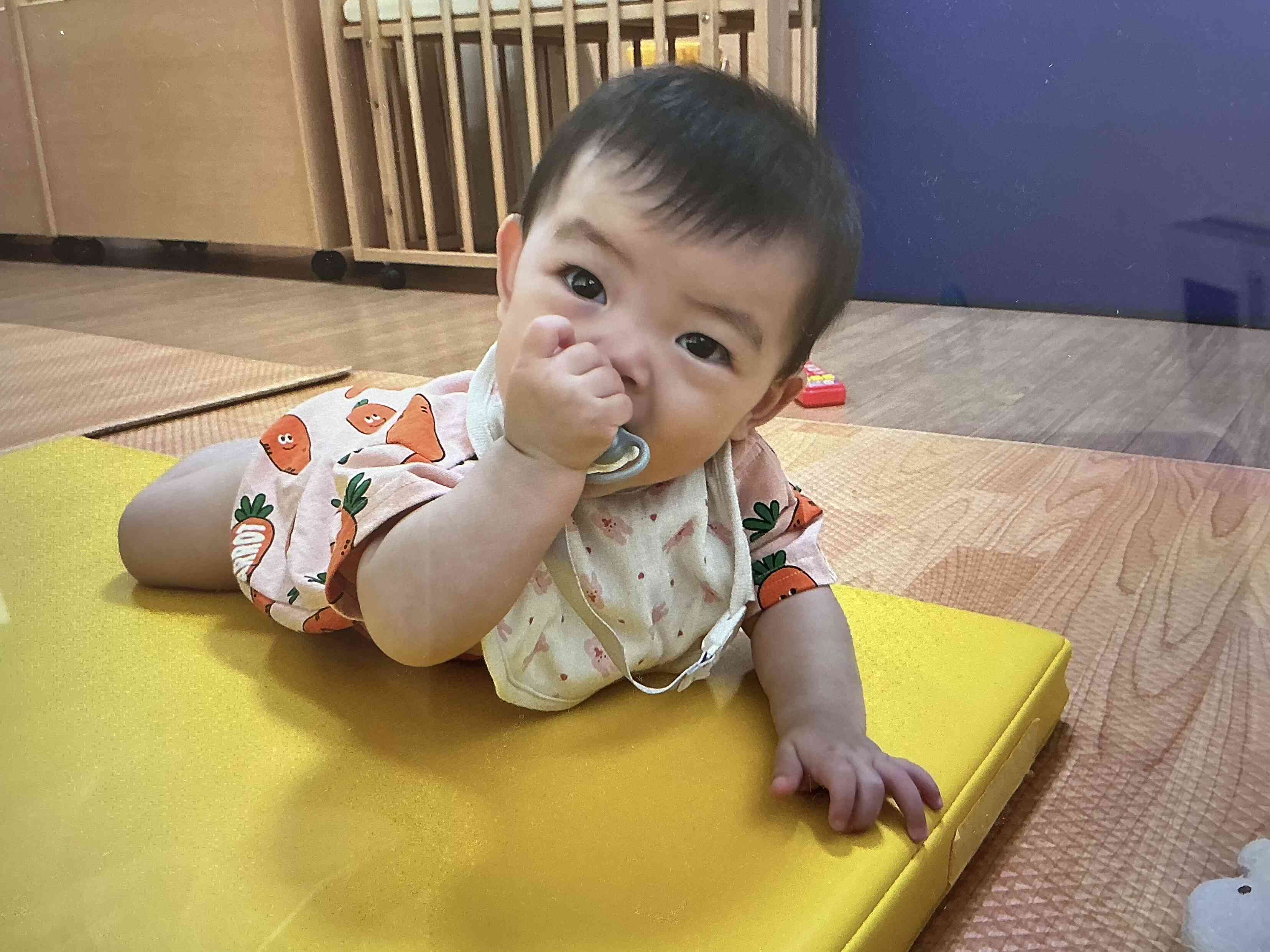 少し柔らかいマットの上でたくさん寝返り