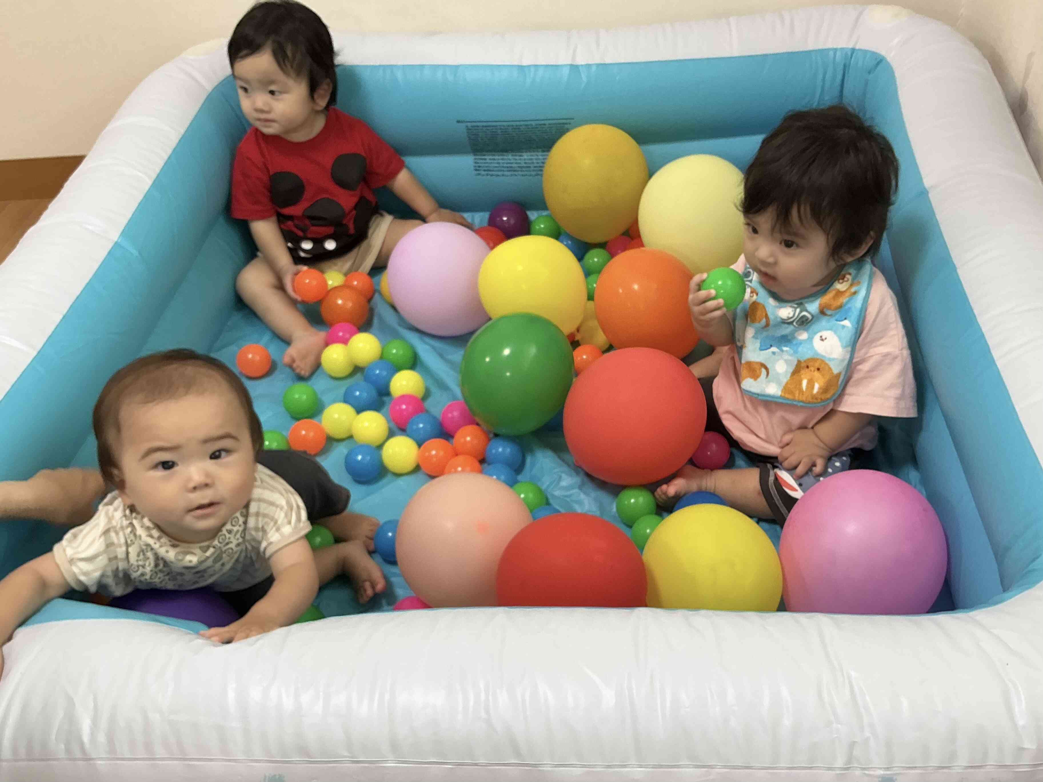 ひよこ組さんボール風船プールの様子☆